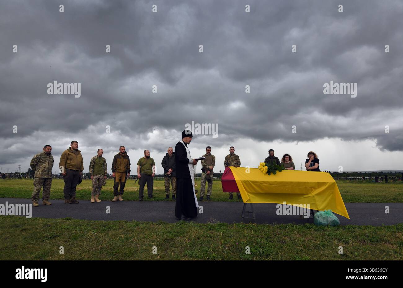 24 juin 2022, Kharkiv, Ukraine : à la périphérie de la ville de Kharkov se trouve le cimetière 18. C’est sur le héros de la course spatiale soviétique Y. Gagarine rue, Forces armées de l’Ukraine a déjà enterré plus de 100 soldats locaux, qui sont tombés devant les troupes russes sont enterrés. Comme auparavant avec l'Union soviétique, ils ont toujours souffert des attaques de guerre de la Russie, et le cimetière 18 met en valeur cette relation asymétrique. Les pierres tombales des combattants qui sont morts lors de l'attaque menée par Poutine dans le Donbass, il y a des années. À côté des morts d'hier se trouvent les morts d'aujourd'hui et probablement beaucoup plus demain et au-delà. Aujourd'hui Banque D'Images