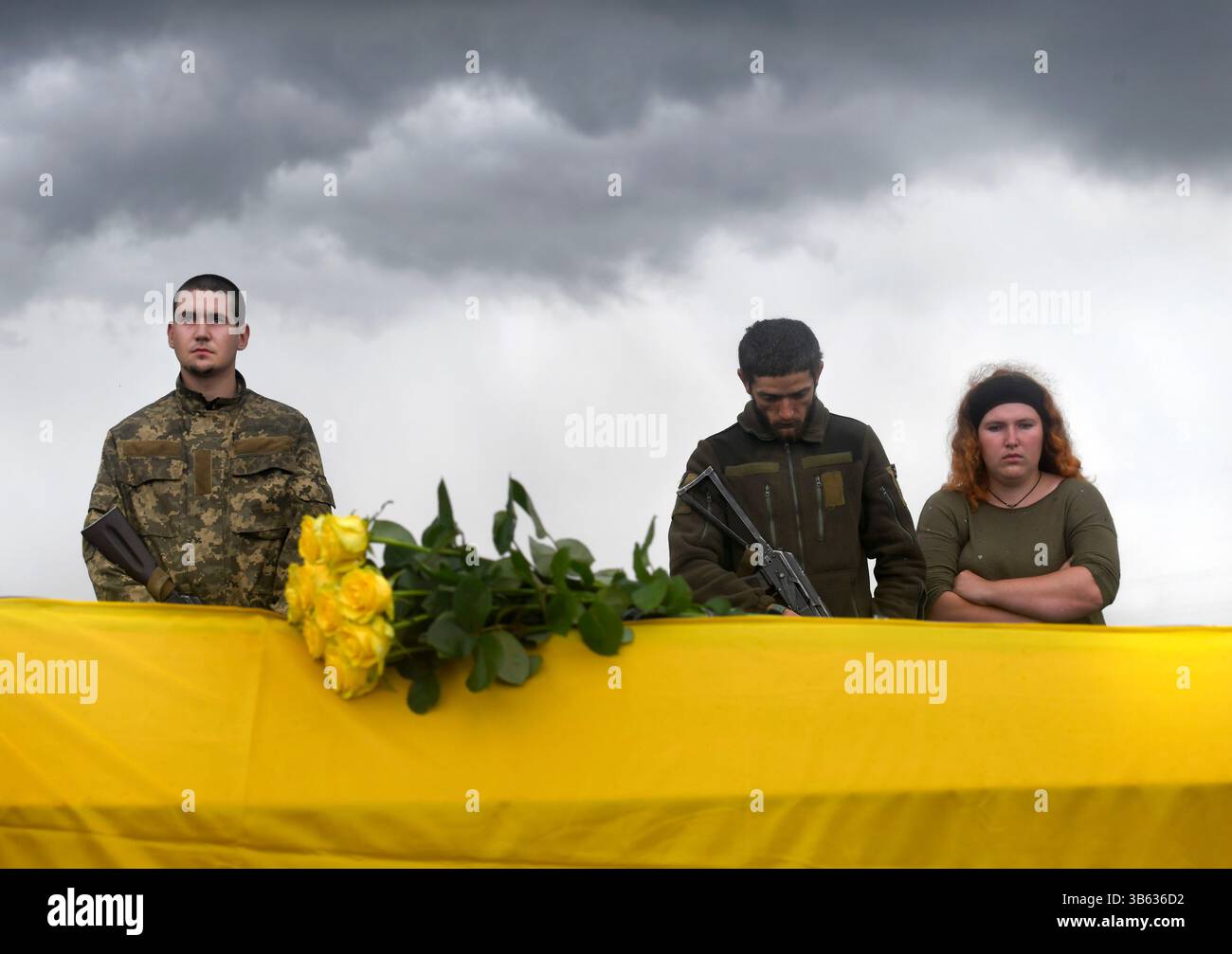 24 juin 2022, Kharkiv, Ukraine : à la périphérie de la ville de Kharkov se trouve le cimetière 18. C’est sur le héros de la course spatiale soviétique Y. Gagarine rue, Forces armées de l’Ukraine a déjà enterré plus de 100 soldats locaux, qui sont tombés devant les troupes russes sont enterrés. Comme auparavant avec l'Union soviétique, ils ont toujours souffert des attaques de guerre de la Russie, et le cimetière 18 met en valeur cette relation asymétrique. Les pierres tombales des combattants qui sont morts lors de l'attaque menée par Poutine dans le Donbass, il y a des années. À côté des morts d'hier se trouvent les morts d'aujourd'hui et probablement beaucoup plus demain et au-delà. Aujourd'hui Banque D'Images