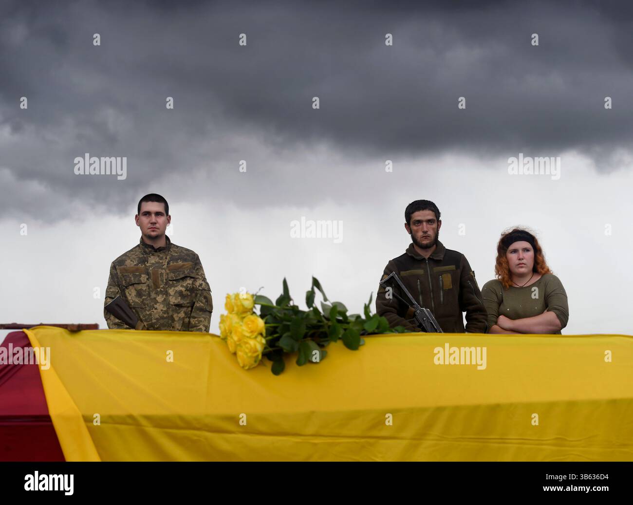 24 juin 2022, Kharkiv, Ukraine : à la périphérie de la ville de Kharkov se trouve le cimetière 18. C’est sur le héros de la course spatiale soviétique Y. Gagarine rue, Forces armées de l’Ukraine a déjà enterré plus de 100 soldats locaux, qui sont tombés devant les troupes russes sont enterrés. Comme auparavant avec l'Union soviétique, ils ont toujours souffert des attaques de guerre de la Russie, et le cimetière 18 met en valeur cette relation asymétrique. Les pierres tombales des combattants qui sont morts lors de l'attaque menée par Poutine dans le Donbass, il y a des années. À côté des morts d'hier se trouvent les morts d'aujourd'hui et probablement beaucoup plus demain et au-delà. Aujourd'hui Banque D'Images