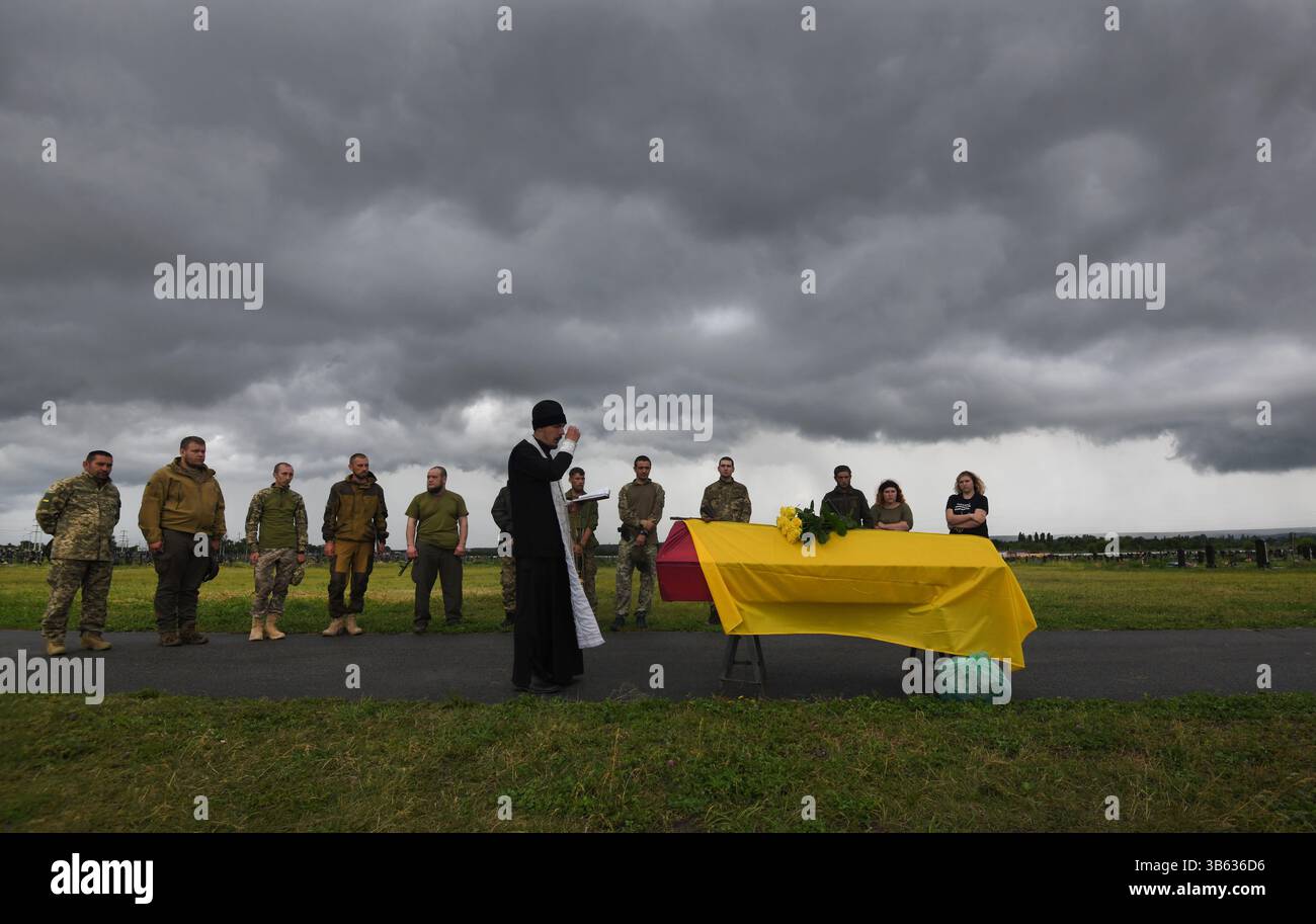 24 juin 2022, Kharkiv, Ukraine : à la périphérie de la ville de Kharkov se trouve le cimetière 18. C’est sur le héros de la course spatiale soviétique Y. Gagarine rue, Forces armées de l’Ukraine a déjà enterré plus de 100 soldats locaux, qui sont tombés devant les troupes russes sont enterrés. Comme auparavant avec l'Union soviétique, ils ont toujours souffert des attaques de guerre de la Russie, et le cimetière 18 met en valeur cette relation asymétrique. Les pierres tombales des combattants qui sont morts lors de l'attaque menée par Poutine dans le Donbass, il y a des années. À côté des morts d'hier se trouvent les morts d'aujourd'hui et probablement beaucoup plus demain et au-delà. Aujourd'hui Banque D'Images