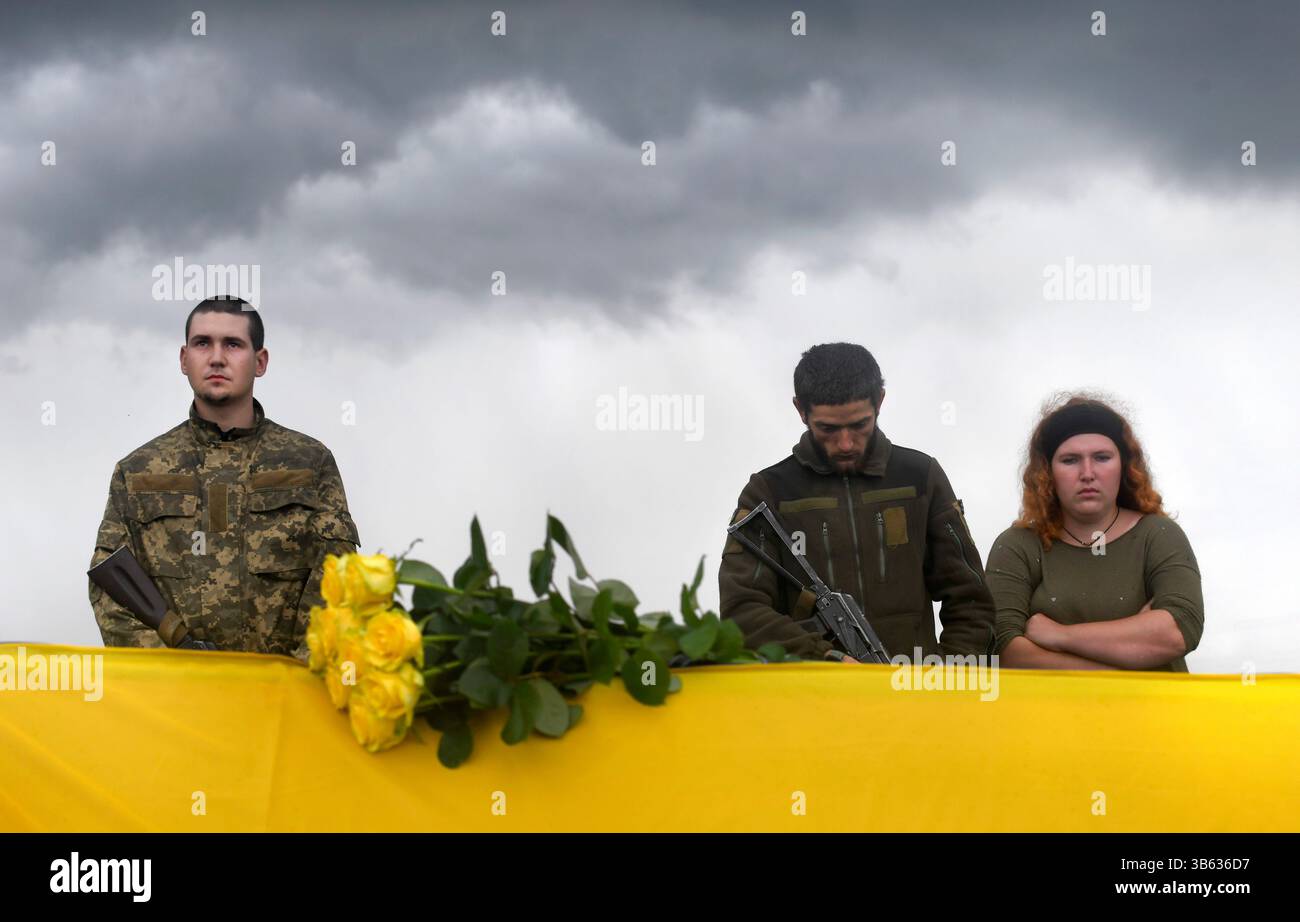 24 juin 2022, Kharkiv, Ukraine : à la périphérie de la ville de Kharkov se trouve le cimetière 18. C’est sur le héros de la course spatiale soviétique Y. Gagarine rue, Forces armées de l’Ukraine a déjà enterré plus de 100 soldats locaux, qui sont tombés devant les troupes russes sont enterrés. Comme auparavant avec l'Union soviétique, ils ont toujours souffert des attaques de guerre de la Russie, et le cimetière 18 met en valeur cette relation asymétrique. Les pierres tombales des combattants qui sont morts lors de l'attaque menée par Poutine dans le Donbass, il y a des années. À côté des morts d'hier se trouvent les morts d'aujourd'hui et probablement beaucoup plus demain et au-delà. Aujourd'hui Banque D'Images