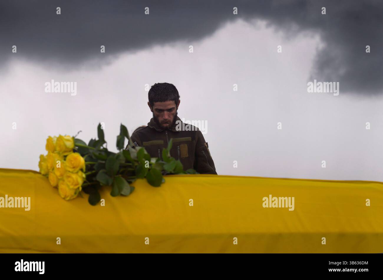 24 juin 2022, Kharkiv, Ukraine : à la périphérie de la ville de Kharkov se trouve le cimetière 18. C’est sur le héros de la course spatiale soviétique Y. Gagarine rue, Forces armées de l’Ukraine a déjà enterré plus de 100 soldats locaux, qui sont tombés devant les troupes russes sont enterrés. Comme auparavant avec l'Union soviétique, ils ont toujours souffert des attaques de guerre de la Russie, et le cimetière 18 met en valeur cette relation asymétrique. Les pierres tombales des combattants qui sont morts lors de l'attaque menée par Poutine dans le Donbass, il y a des années. À côté des morts d'hier se trouvent les morts d'aujourd'hui et probablement beaucoup plus demain et au-delà. Aujourd'hui Banque D'Images