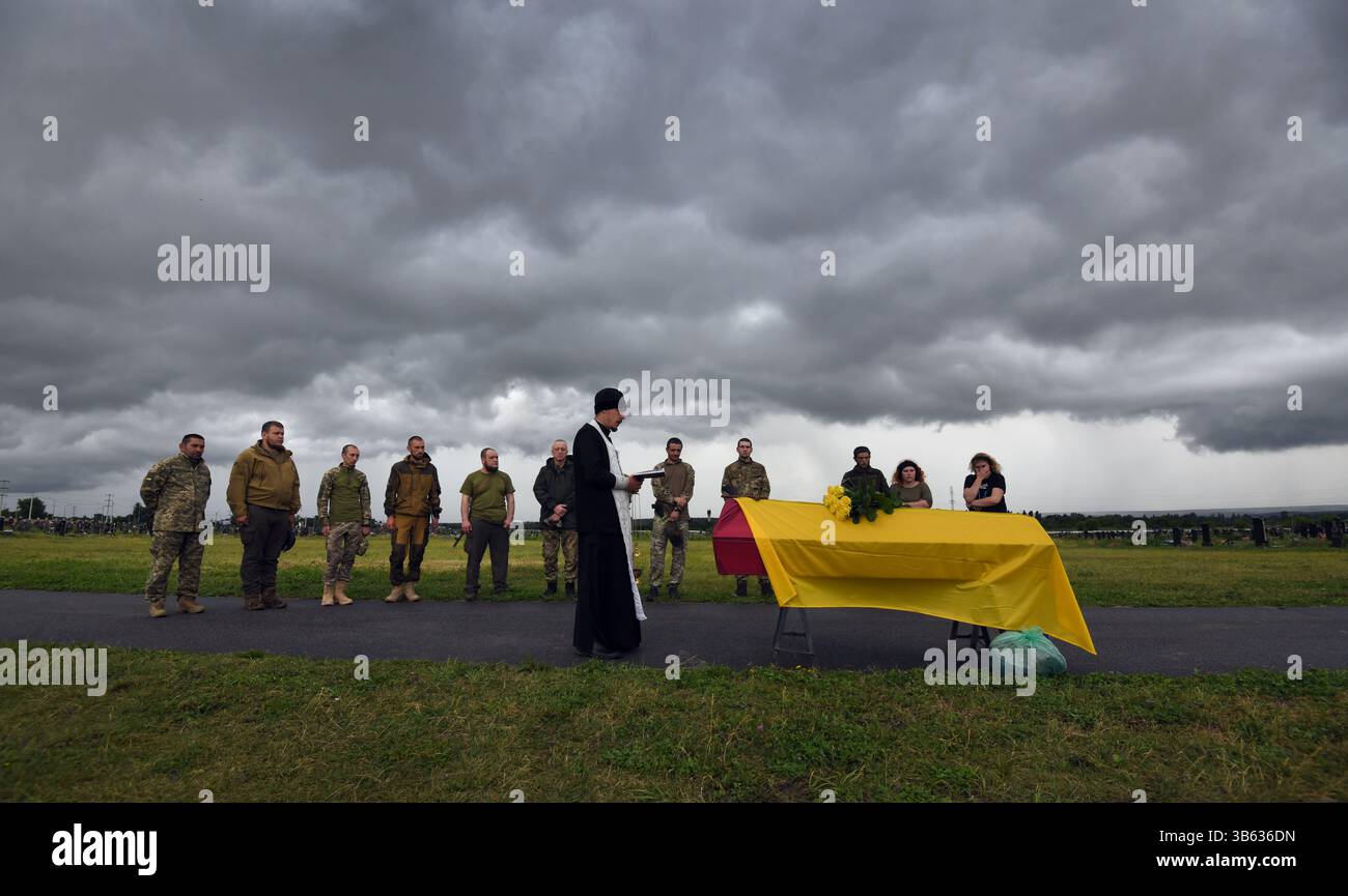24 juin 2022, Kharkiv, Ukraine : à la périphérie de la ville de Kharkov se trouve le cimetière 18. C’est sur le héros de la course spatiale soviétique Y. Gagarine rue, Forces armées de l’Ukraine a déjà enterré plus de 100 soldats locaux, qui sont tombés devant les troupes russes sont enterrés. Comme auparavant avec l'Union soviétique, ils ont toujours souffert des attaques de guerre de la Russie, et le cimetière 18 met en valeur cette relation asymétrique. Les pierres tombales des combattants qui sont morts lors de l'attaque menée par Poutine dans le Donbass, il y a des années. À côté des morts d'hier se trouvent les morts d'aujourd'hui et probablement beaucoup plus demain et au-delà. Aujourd'hui Banque D'Images