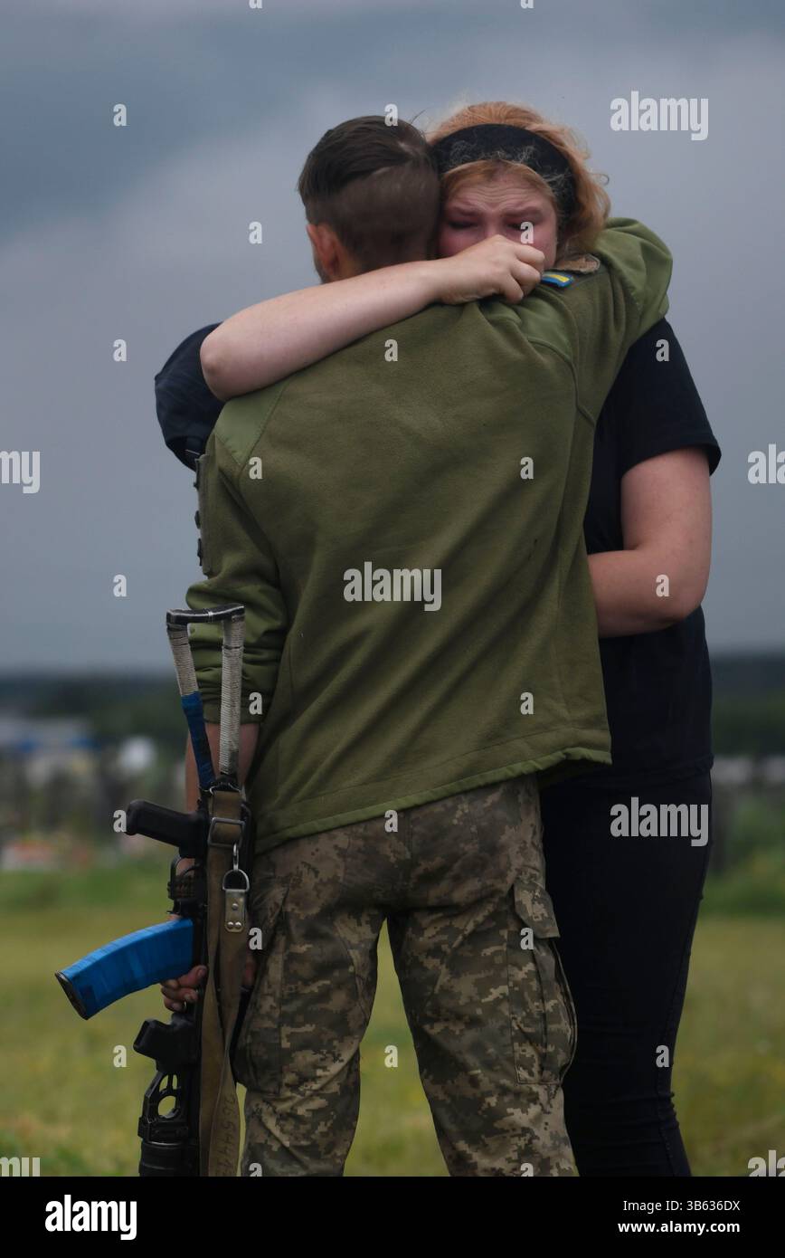 24 juin 2022, Kharkiv, Ukraine : à la périphérie de la ville de Kharkov se trouve le cimetière 18. C’est sur le héros de la course spatiale soviétique Y. Gagarine rue, Forces armées de l’Ukraine a déjà enterré plus de 100 soldats locaux, qui sont tombés devant les troupes russes sont enterrés. Comme auparavant avec l'Union soviétique, ils ont toujours souffert des attaques de guerre de la Russie, et le cimetière 18 met en valeur cette relation asymétrique. Les pierres tombales des combattants qui sont morts lors de l'attaque menée par Poutine dans le Donbass, il y a des années. À côté des morts d'hier se trouvent les morts d'aujourd'hui et probablement beaucoup plus demain et au-delà. Aujourd'hui Banque D'Images