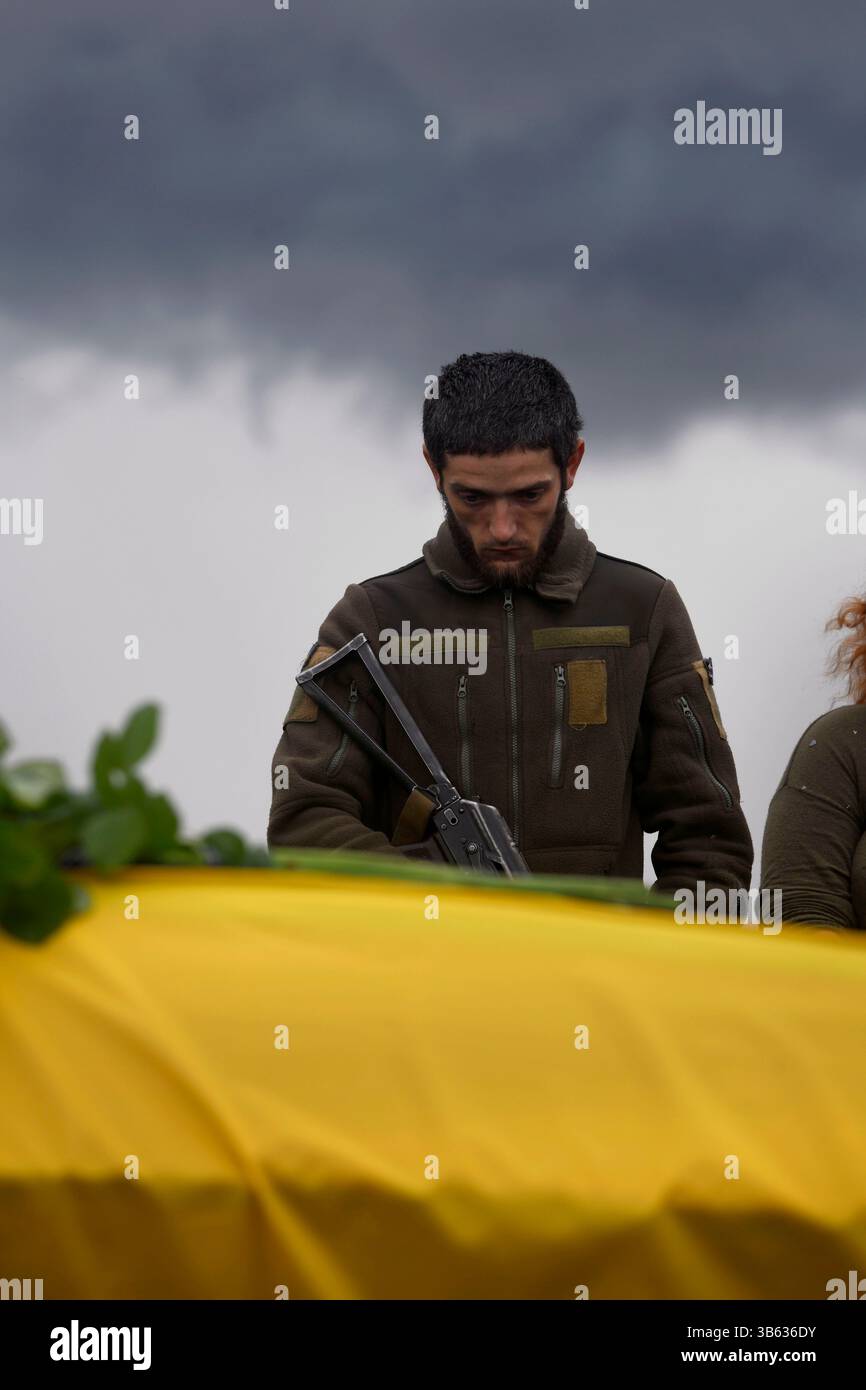 24 juin 2022, Kharkiv, Ukraine : à la périphérie de la ville de Kharkov se trouve le cimetière 18. C’est sur le héros de la course spatiale soviétique Y. Gagarine rue, Forces armées de l’Ukraine a déjà enterré plus de 100 soldats locaux, qui sont tombés devant les troupes russes sont enterrés. Comme auparavant avec l'Union soviétique, ils ont toujours souffert des attaques de guerre de la Russie, et le cimetière 18 met en valeur cette relation asymétrique. Les pierres tombales des combattants qui sont morts lors de l'attaque menée par Poutine dans le Donbass, il y a des années. À côté des morts d'hier se trouvent les morts d'aujourd'hui et probablement beaucoup plus demain et au-delà. Aujourd'hui Banque D'Images