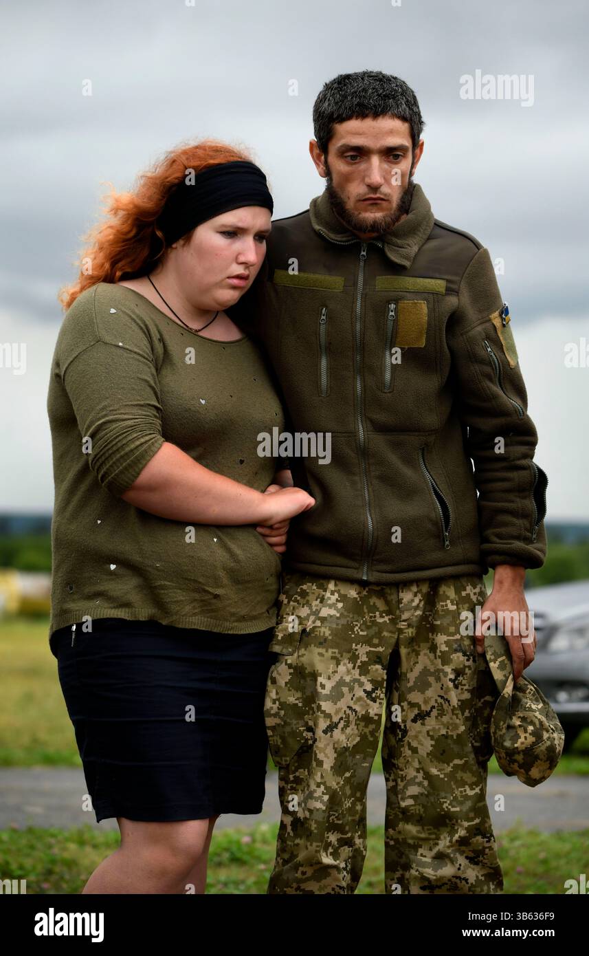 24 juin 2022, Kharkiv, Ukraine : un jeune couple à la périphérie de la ville de Kharkov au cimetière 18. C’est sur le héros de la course spatiale soviétique Y. Gagarine rue, Forces armées de l’Ukraine a déjà enterré plus de 100 soldats locaux, qui sont tombés devant les troupes russes sont enterrés. Comme auparavant avec l'Union soviétique, ils ont toujours souffert des attaques de guerre de la Russie, et le cimetière 18 met en valeur cette relation asymétrique. Les pierres tombales des combattants qui sont morts lors de l'attaque menée par Poutine dans le Donbass, il y a des années. À côté des morts d'hier sont les morts d'aujourd'hui et très probablement beaucoup plus demain an Banque D'Images