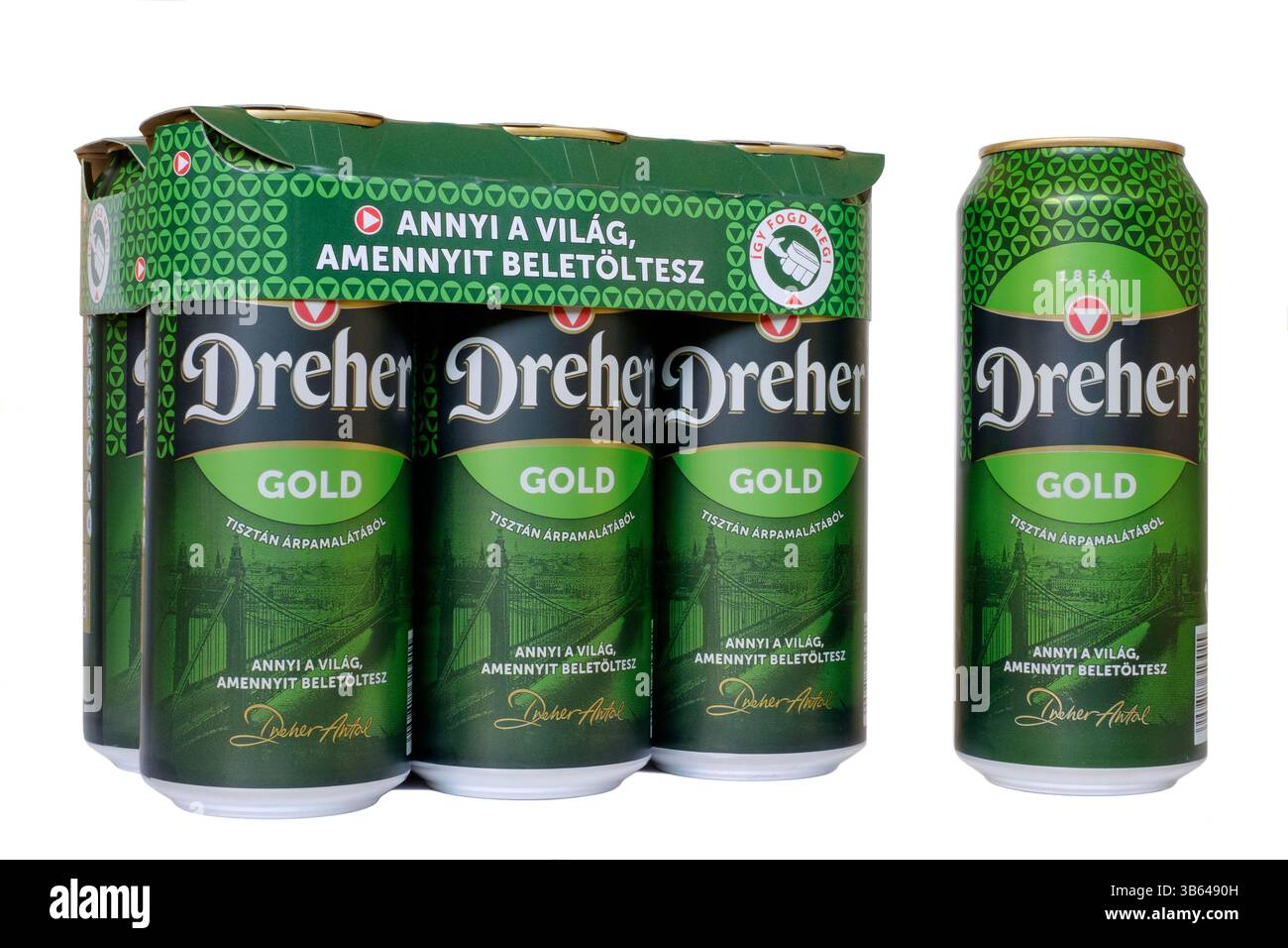 boîte de bière hongrois dreher gold lager avec étiquette liberty bridge budapest aux côtés de six pack découpé sur fond blanc Banque D'Images