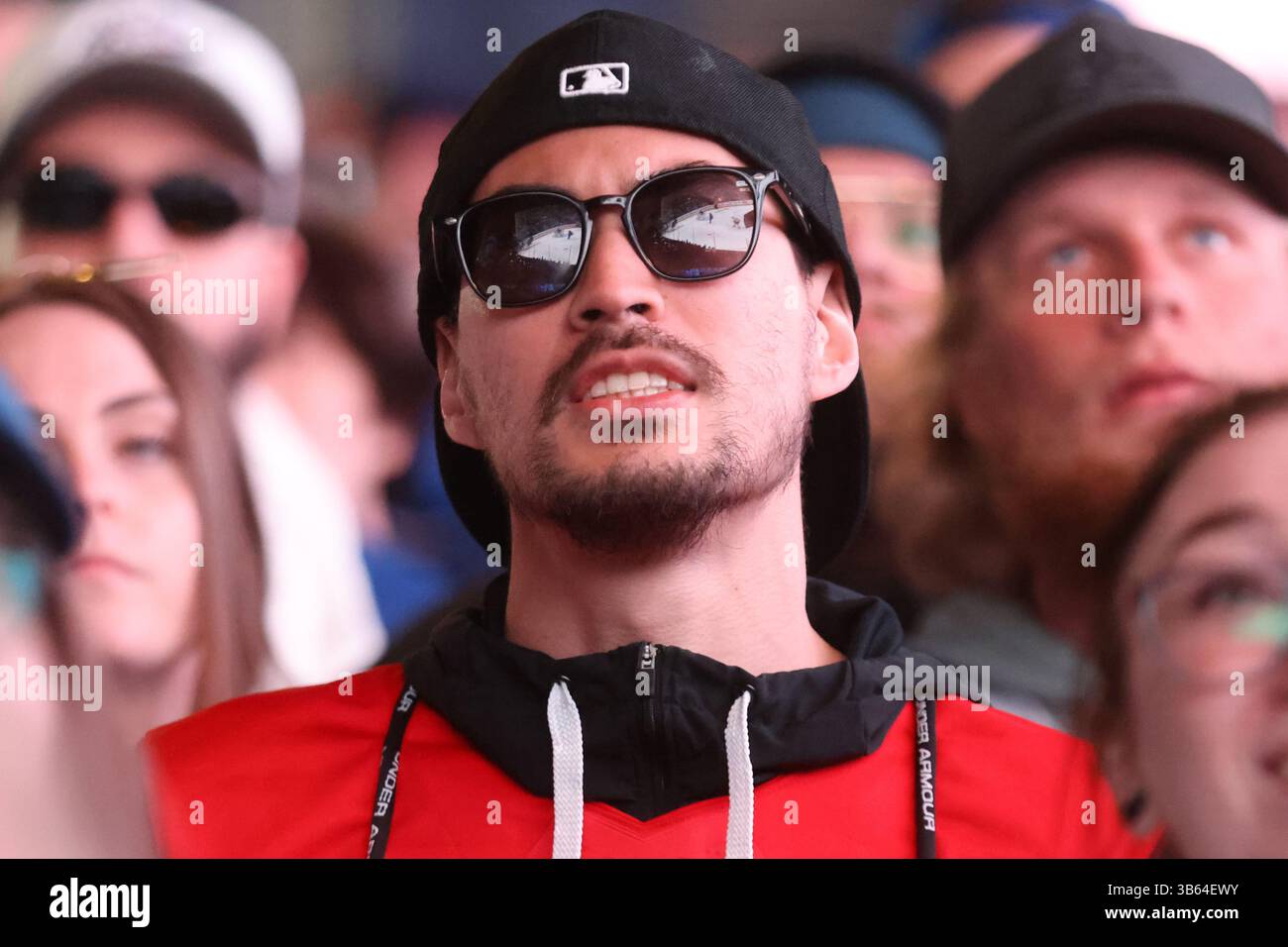 4 mai 2022, Toronto, Ontario, Canada : un homme qui reflète le sport au Maple Leaf Square, à l’extérieur du Centre de la Banque Scotia, tout en regardant les Maple Leafs de Toronto affronter le Lightning de Tampa Bay sur grand écran. Les Leafs ont perdu contre Tampa 5-3. (Image de crédit : © Christopher Drost/SHIFT digital via ZUMA Press Wire) Banque D'Images