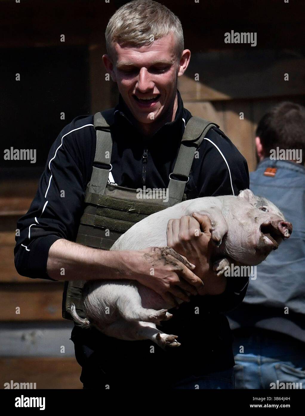 4 mai 2022, Kharkiv, Ukraine : Yevgen Zubchyk, 22 ans, aide le personnel et les bénévoles à évacuer les animaux du zoo de Feldman Ecopark qui a été bombardé depuis le début de l'invasion russe dans la banlieue de Kharkiv, Ukraine le 4 mai 2022. Le lendemain, il a été blessé par des éclats d'obus dans un bombardement et Dennis Selevina, un volontaire de 15 ans, a été tué et leurs véhicules détruits. Ses parents étaient les gardiens et il les aidait fréquemment à nourrir les animaux. Au moins cinq employés ont été tués depuis le début de la guerre, dont deux trouvés abattus à bout portant, et plus de 100 animaux peris Banque D'Images
