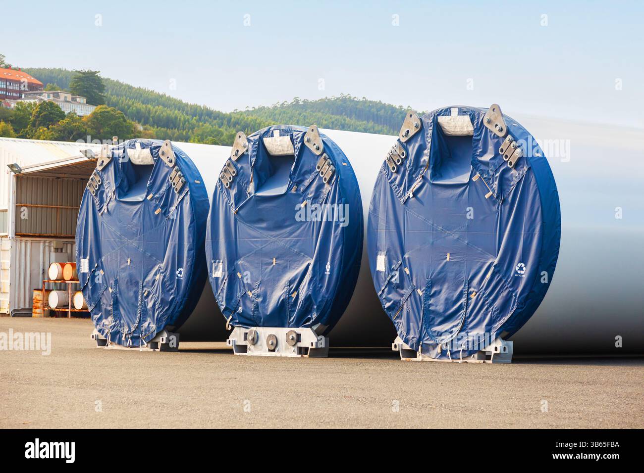 De nouvelles pales d'éoliennes emballées se trouvent sur le territoire du port maritime. Banque D'Images