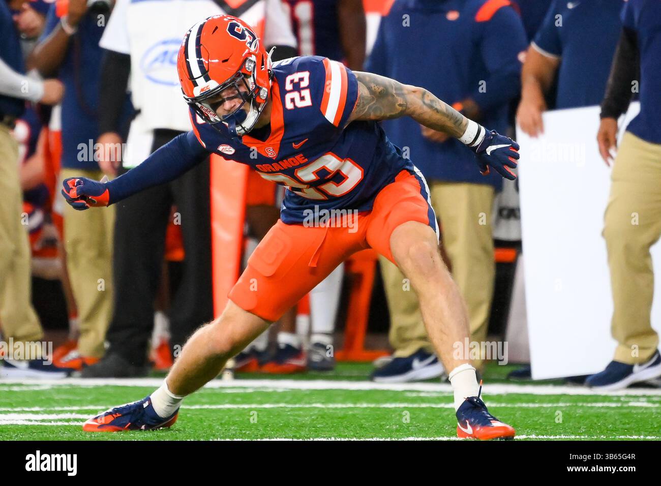 23 septembre 2022 : Justin Barron (23 ans), arrière défensif de Syracuse Orange, réagit à un match défensif contre les cavaliers de Virginie lors de la première mi-temps, vendredi 23 septembre 2022 au JMA Wireless Dome de Syracuse, New York. Syracuse a gagné 22-20. Rich Barnes/CSM (crédit image : © Rich Barnes/CSM via ZUMA Press Wire) Banque D'Images