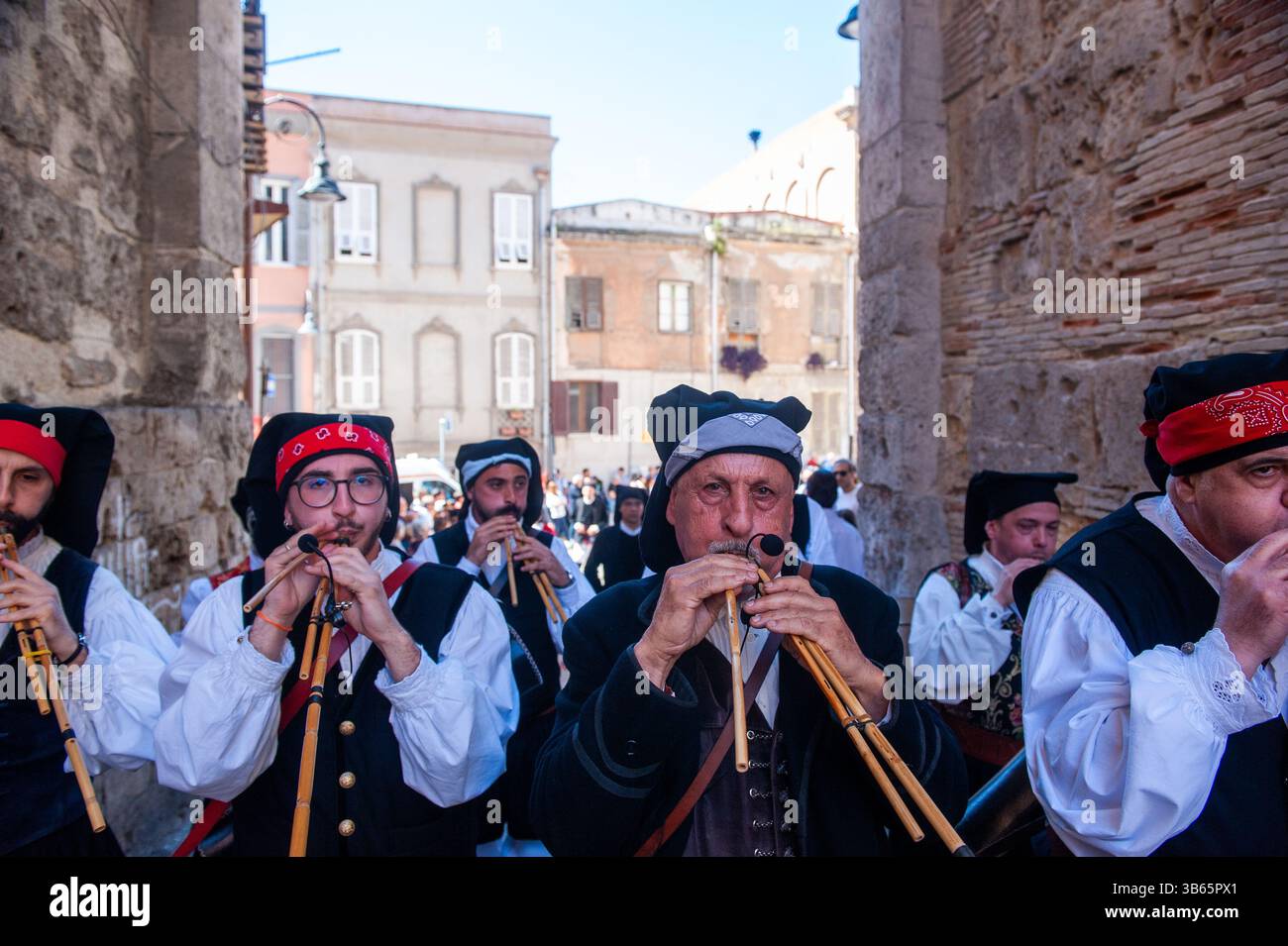 Groupe de personnes en costumes traditionnels sardes lors de la célébration de Sant’Efisio à Cagliari, Sardaigne, Italie. L'événement, qui a lieu chaque année le 1er mai Banque D'Images