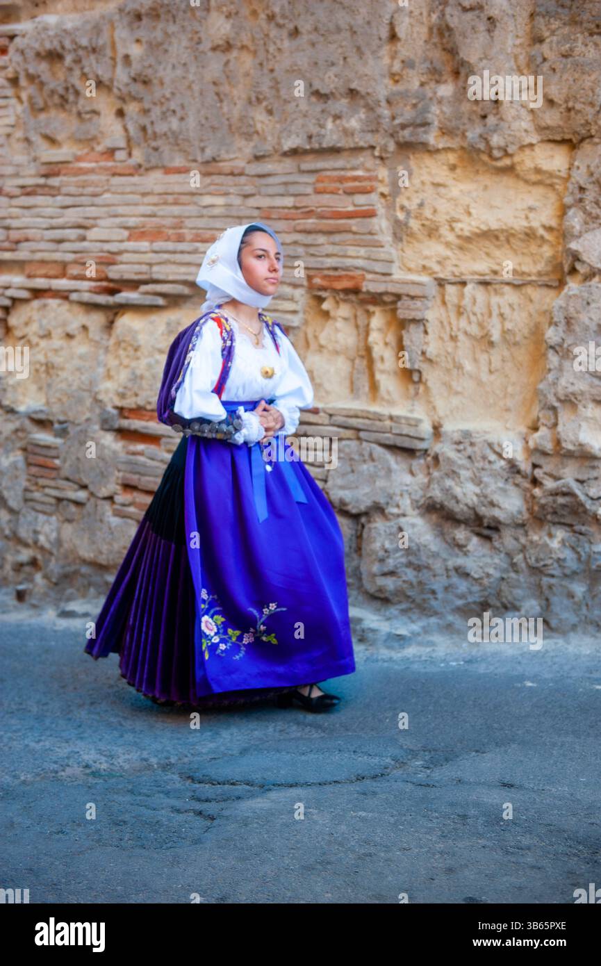 Femmes en robe traditionnelle sarde lors de la célébration de Sant'Efisio à Cagliari, Sardaigne, Italie. Banque D'Images