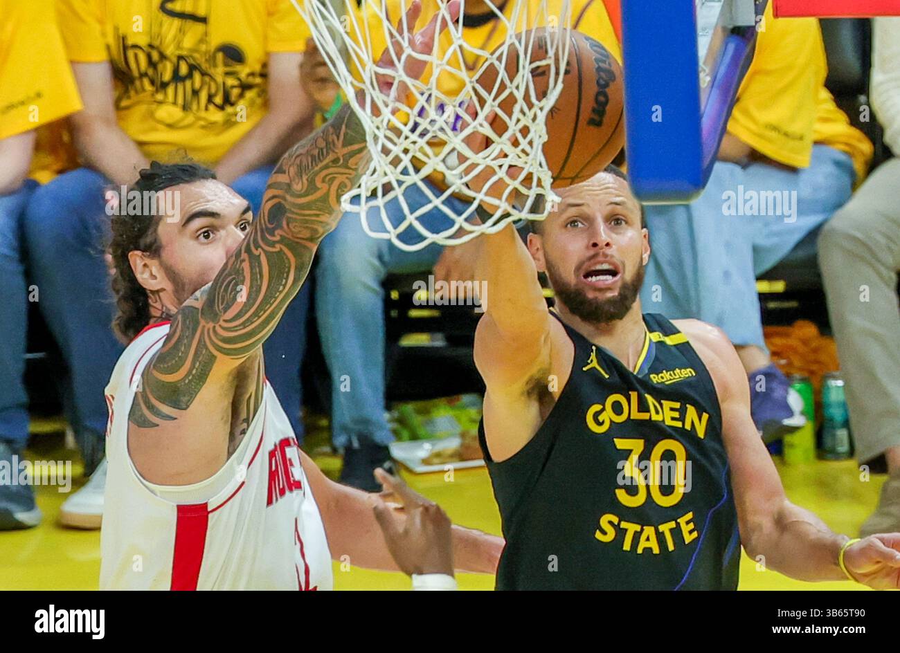 San Francisco, États-Unis. 2 mai 2025. Stephen Curry (R) des Golden State Warriors participe au match de premier tour entre les Golden State Warriors et les Houston Rockets des Playoffs NBA 2024-2025 à San Francisco, États-Unis, le 2 mai 2025. Crédit : Arthur Dong/Xinhua/Alamy Live News Banque D'Images