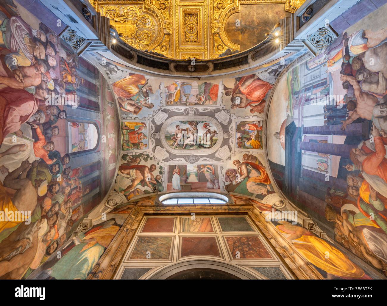 Florence -la fresque de plafond avec les scènes du Nouveau et de l'ancien Testament et des personnes dans la Basilique della Santissima Annunziata chuch Banque D'Images