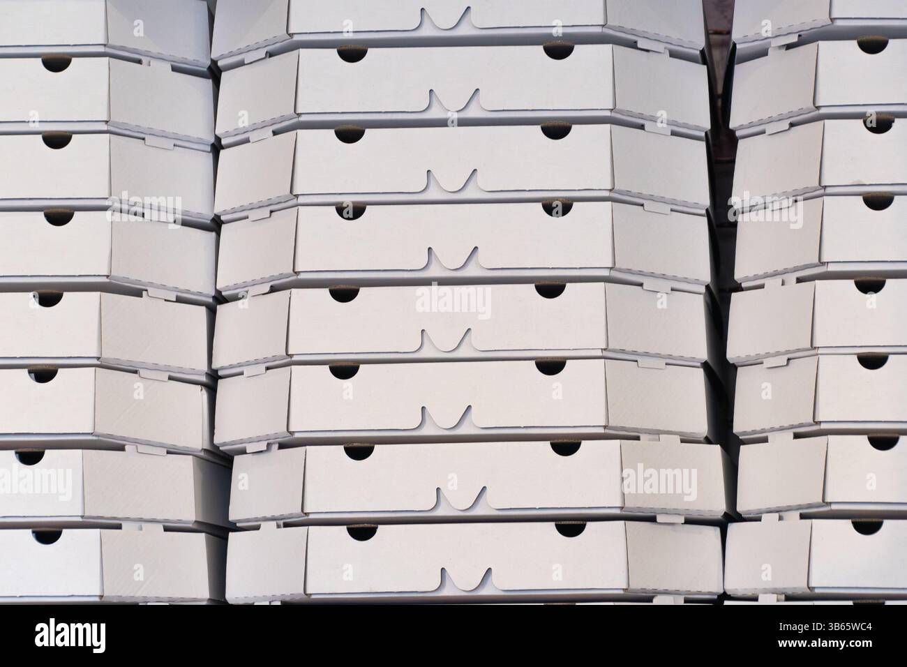 Beaucoup de boîtes à pizza blanches empilées dans une pile. Pizzeria, à emporter. Emballage alimentaire. Beaucoup de commandes. Banque D'Images