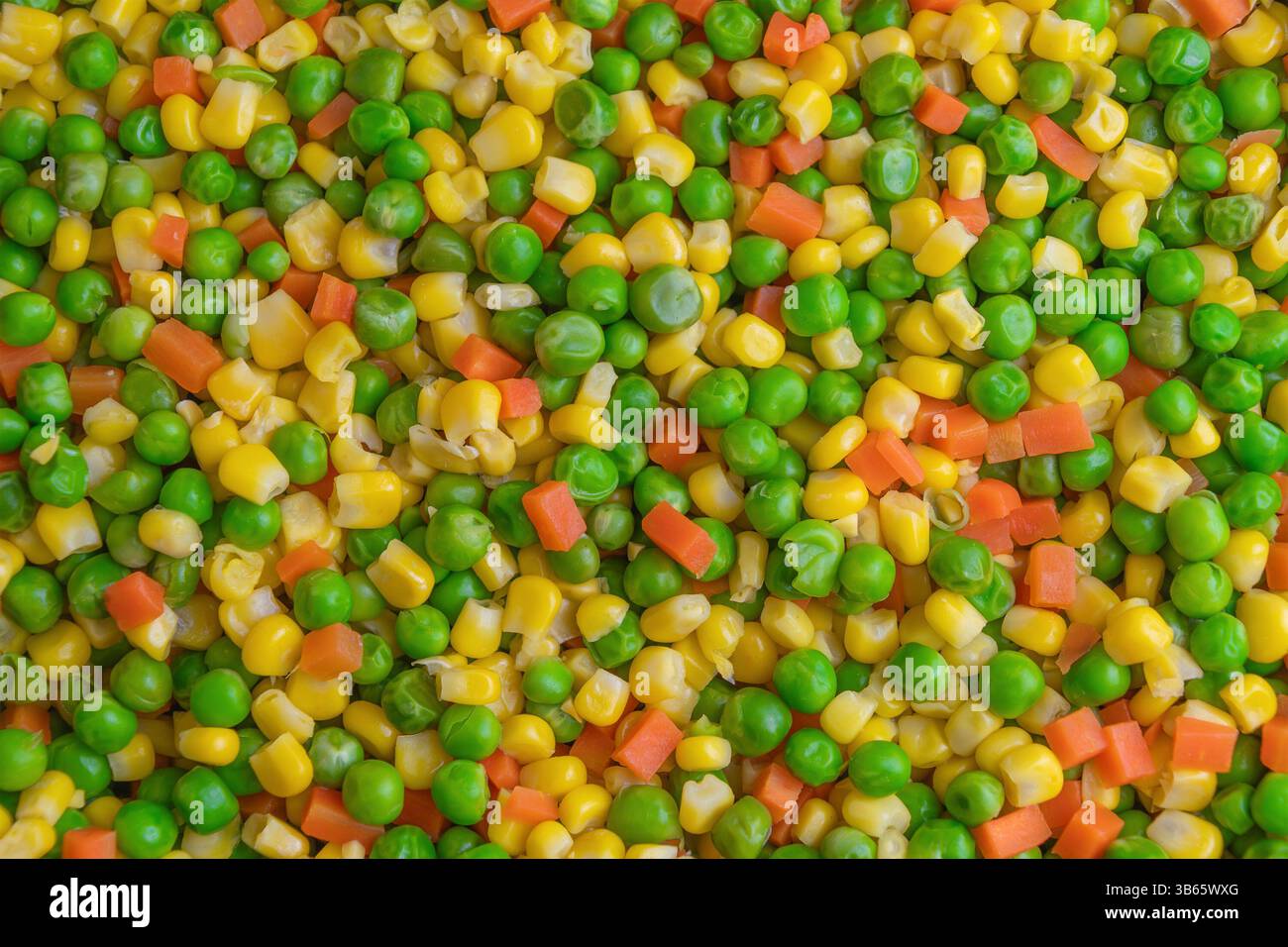 Mélange de légumes - pois, maïs, carottes, gros plan. Contexte alimentaire. Alimentation saine. Nourriture végétalienne. Banque D'Images
