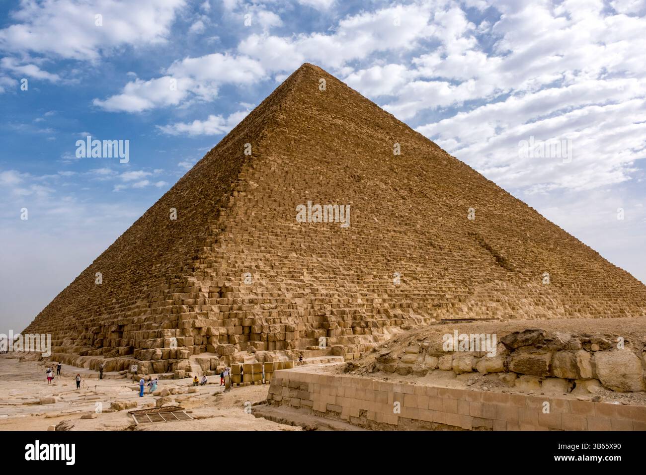 La Grande Pyramide de Gizeh, la plus grande d'Égypte, était le tombeau du pharaon Khoufou, qui a régné pendant la quatrième dynastie de l'ancien Empire Banque D'Images