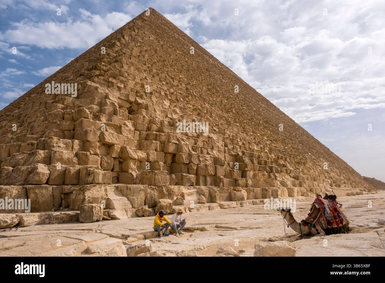 La Grande Pyramide de Gizeh, la plus grande d'Égypte, était le tombeau du pharaon Khoufou, qui a régné pendant la quatrième dynastie de l'ancien Empire Banque D'Images