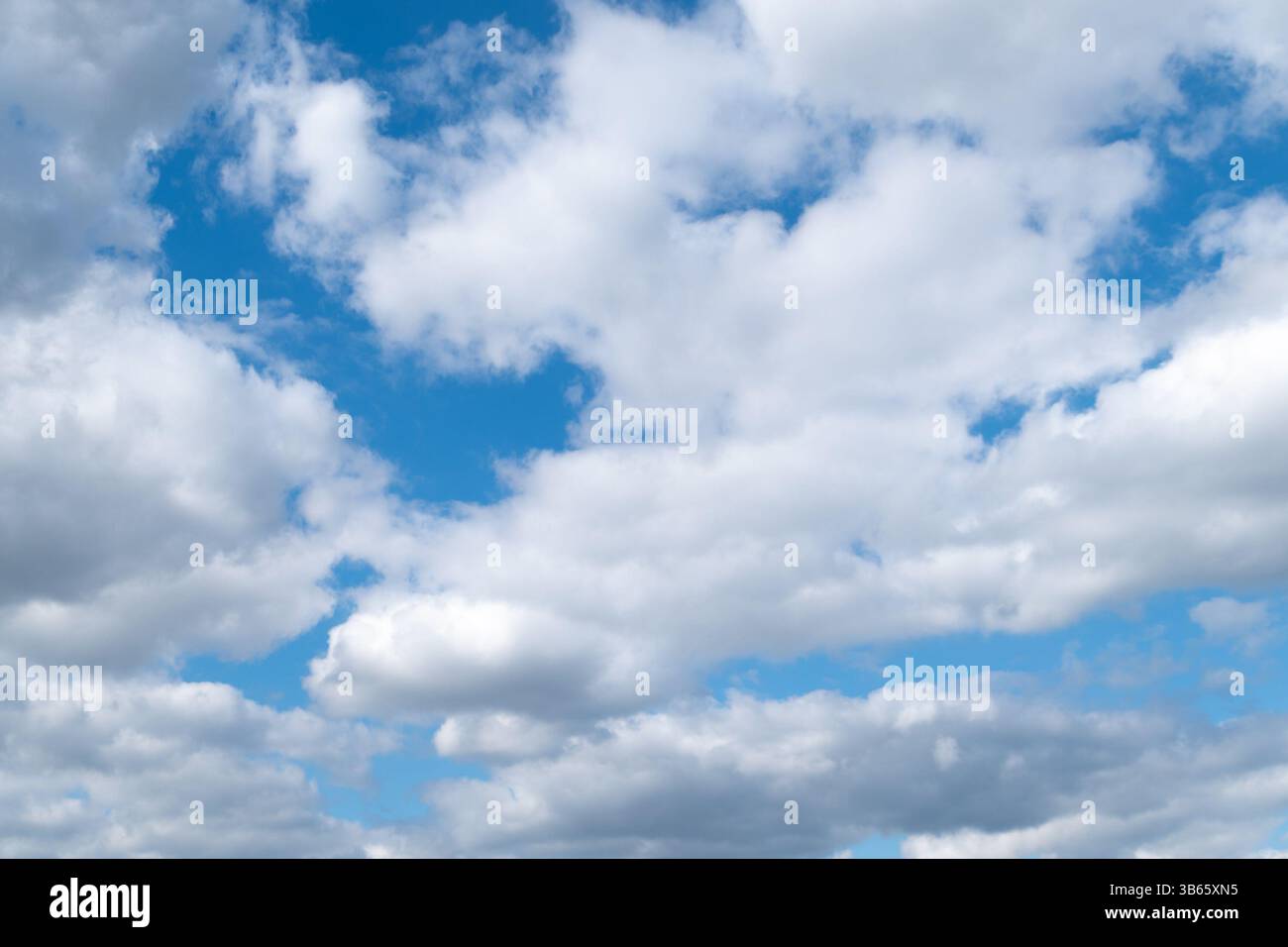 Nuages blancs dans le ciel bleu par une journée ensoleillée brillante. Fond de ciel. Banque D'Images
