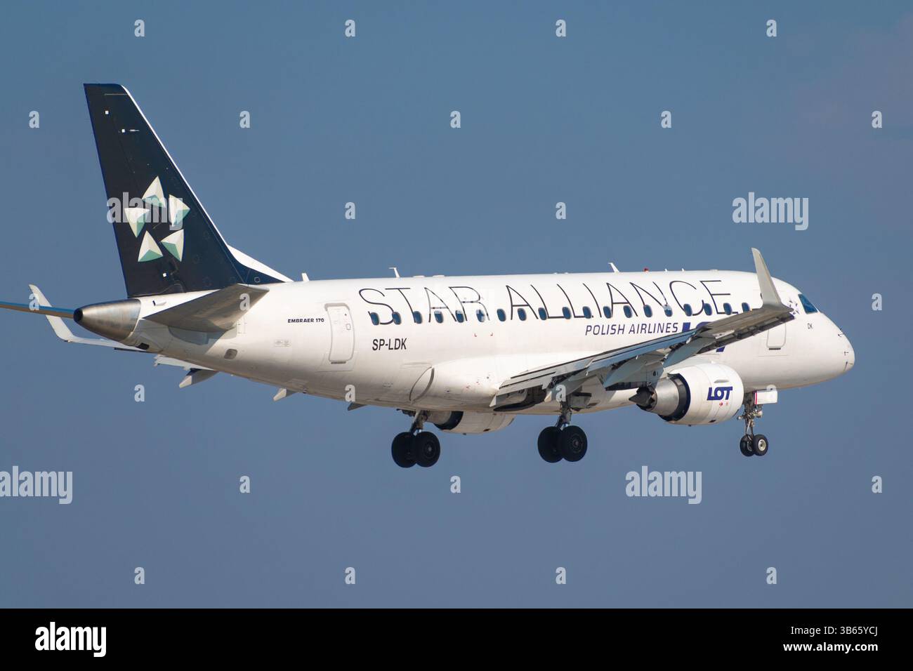 L'avion de LOT Polish Airlines vole dans le ciel. Aviation civile. 21 mars 2025. Varsovie, Pologne. Banque D'Images