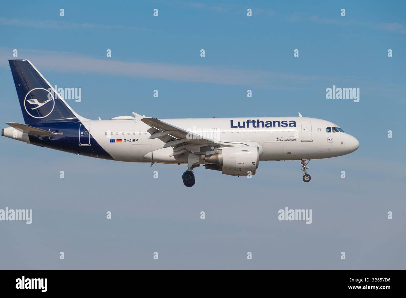 L'avion de Lufthansa vole dans le ciel bleu. Aviation civile. 21 mars 2025. Varsovie, Pologne. Banque D'Images