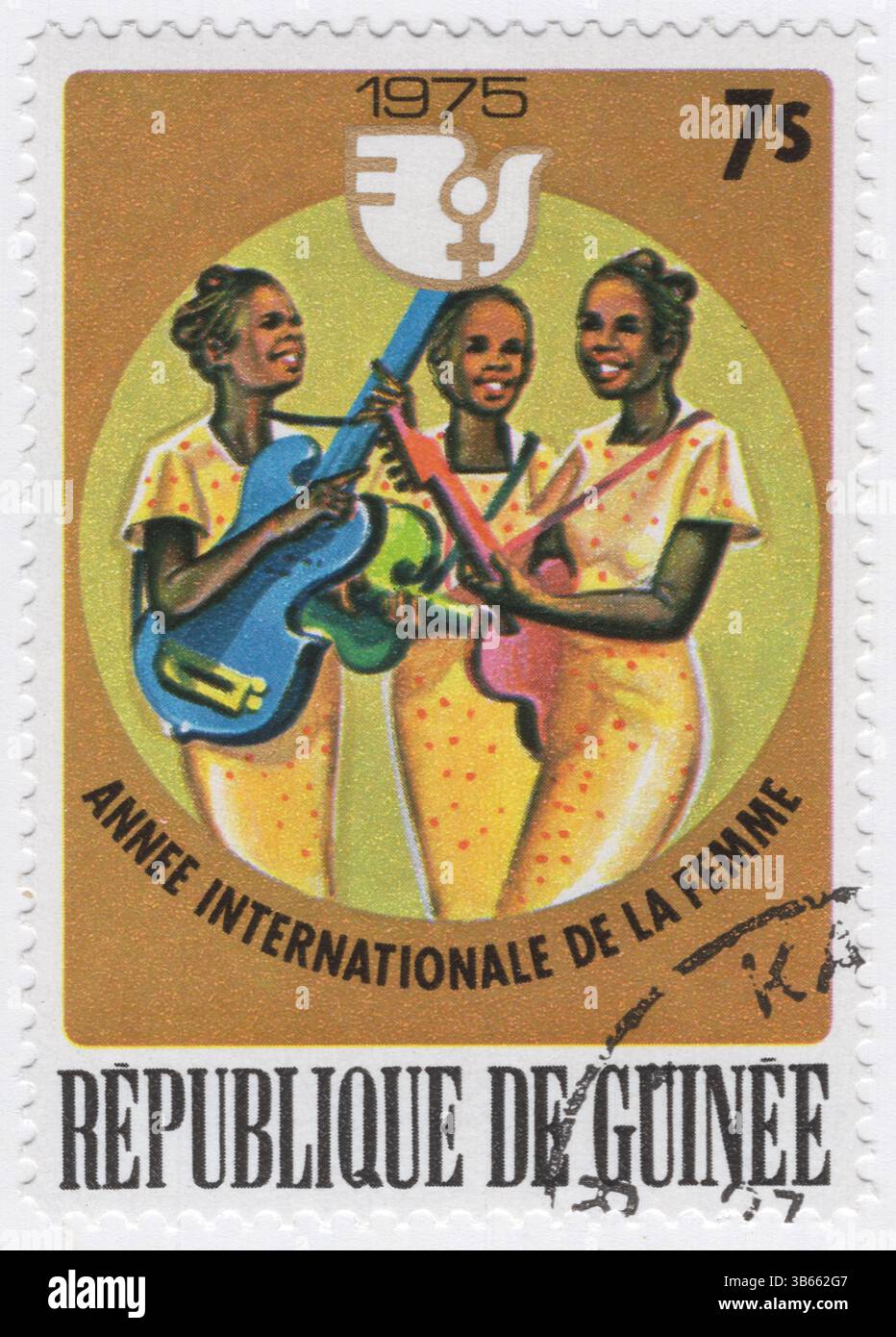 GUINÉE - 1976 avril : timbre-poste multicolore à 7 syli représentant l'emblème d'IWY et une bande de femmes musiciens - un trio de guitaristes féminines. Année internationale de la femme. L'année internationale de la femme (IWY) est le nom donné à 1975 par les Nations Unies. Depuis cette année, le 8 mars a été célébré comme la Journée internationale de la femme, et la Décennie des Nations Unies pour la femme, de 1976 à 1985, a également été établie. L'IWY a également lancé l'emblème « colombe » utilisé par l'IWY, le CEDAW et la FINUL Banque D'Images