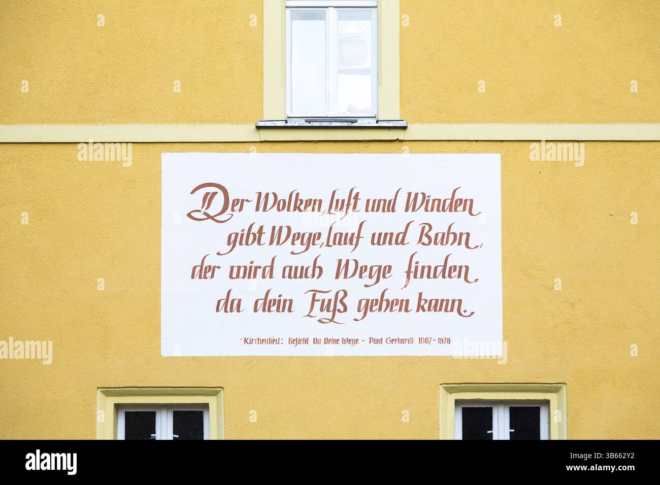Vers de la chanson Befiehl du deine Wege de Paul Gerhardt sur la façade de l'ancienne gare de Klosterbuch, Leisnig, Saxe, Allemagne, Europe Banque D'Images