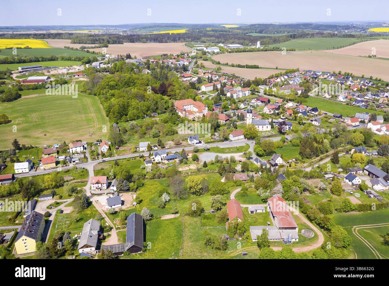 Vue du village avec château et église d'en haut, Reichstaedt, Dippoldiswalde, Erzgebirge, Saxe, Allemagne, Europe Banque D'Images