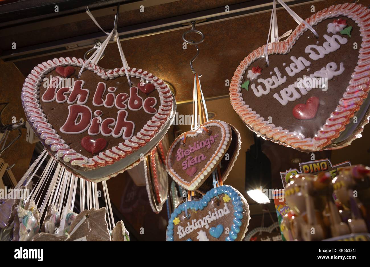 Stand de vente, cœurs de pain d'épice, inscription ICH LIEBE DICH bonbons, bonbons, publicité, éclairage au néon, crème glacée, Cannstatter Wasen, tir de nuit, funf Banque D'Images