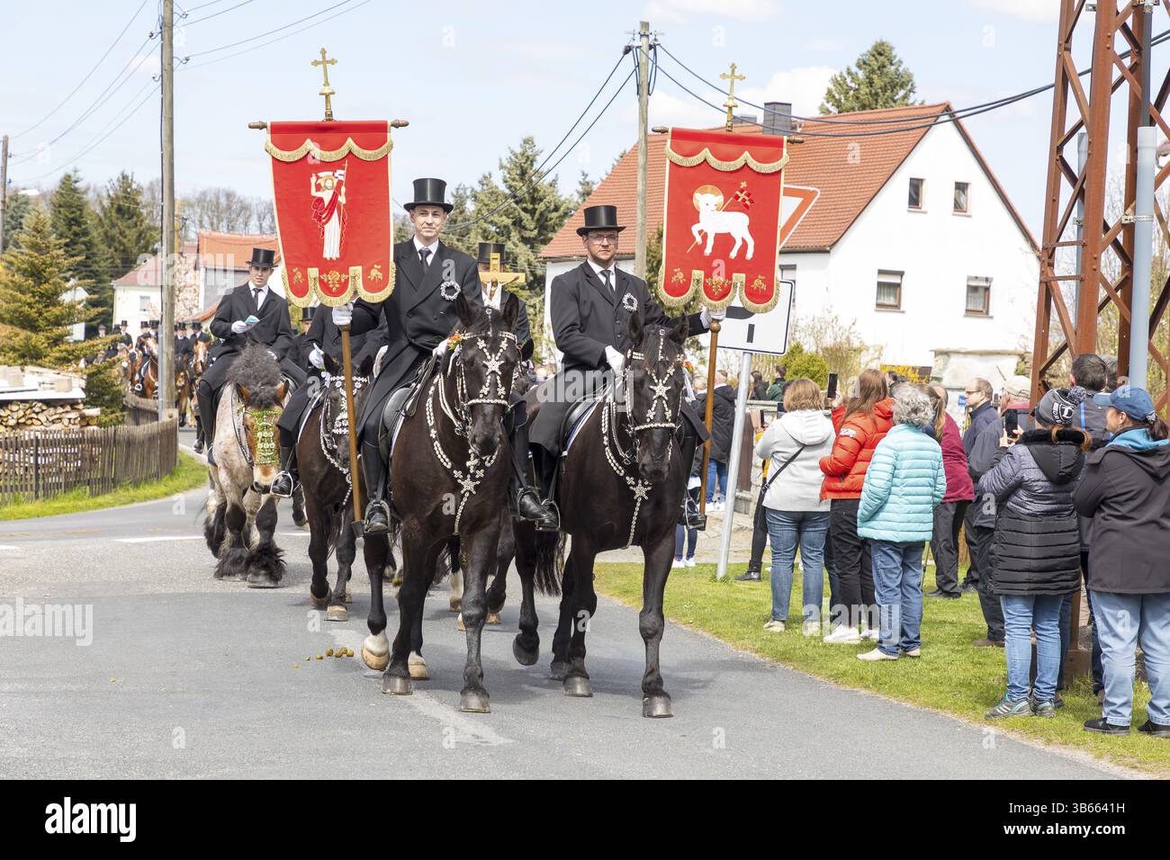 Cortège de cavaliers de Pâques de Nebelschuetz à travers Miltitz, dimanche de Pâques en haute-Lusace, Saxe, Allemagne, Europe Banque D'Images