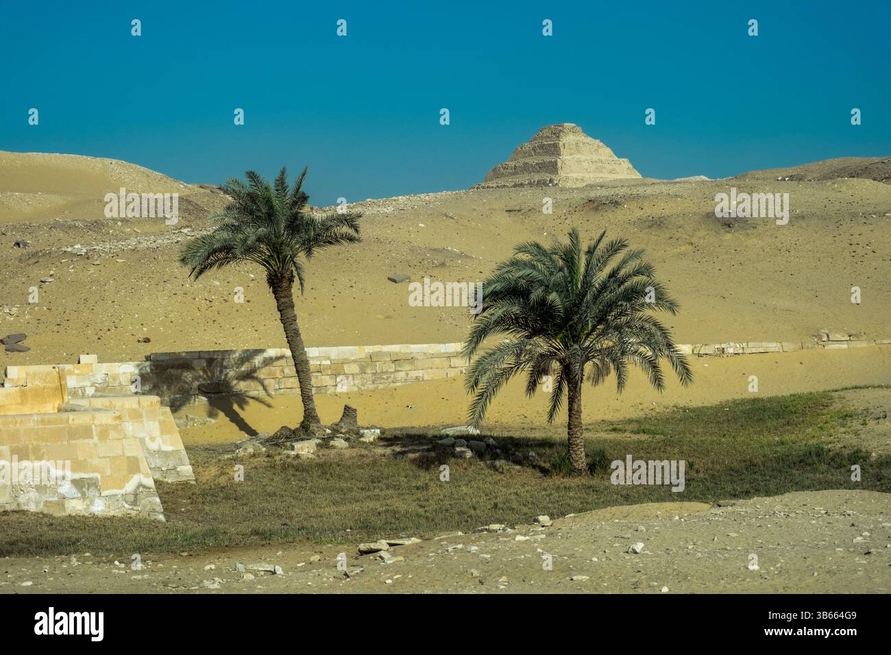 Près de Memphis, en Egypte, est probablement la première structure monumentale en pierre au monde, conçue par Imhotep, elle mesure 200 pieds de haut Banque D'Images