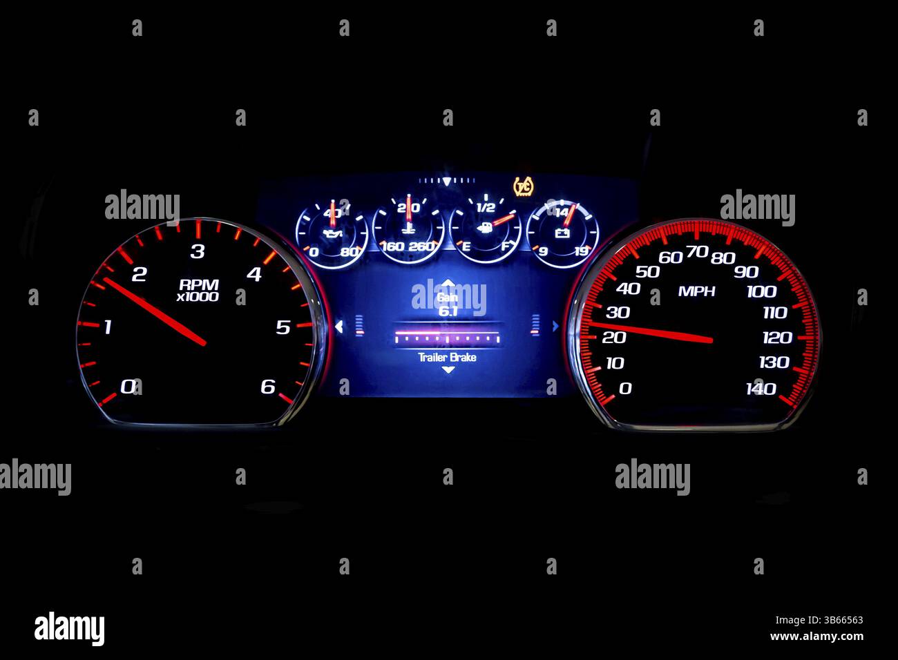 Kilométrage de voiture légère moderne (tableau de bord, kilométrage) isolé sur un fond noir. Nouvel affichage d'une voiture moderne. Gain Banque D'Images