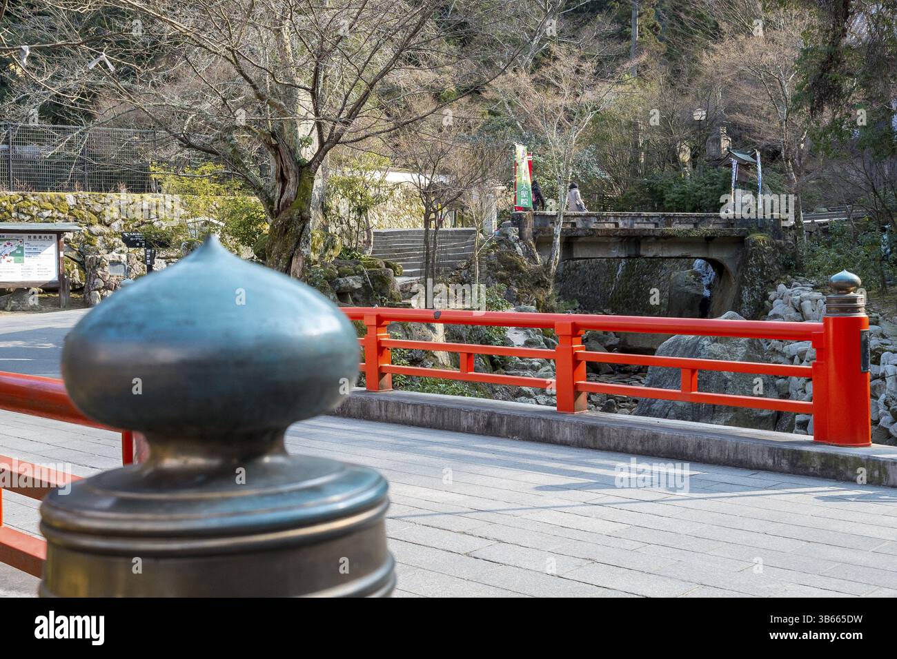 Pont rouge avec des garde-corps traditionnels dans un paysage japonais Banque D'Images