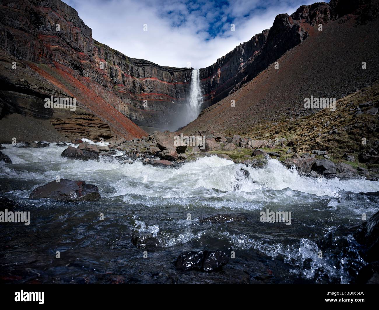 Cascade Hengifoss vue au-delà des rapides d'eau vive dans un canyon volcanique, à l'est de l'Islande Banque D'Images