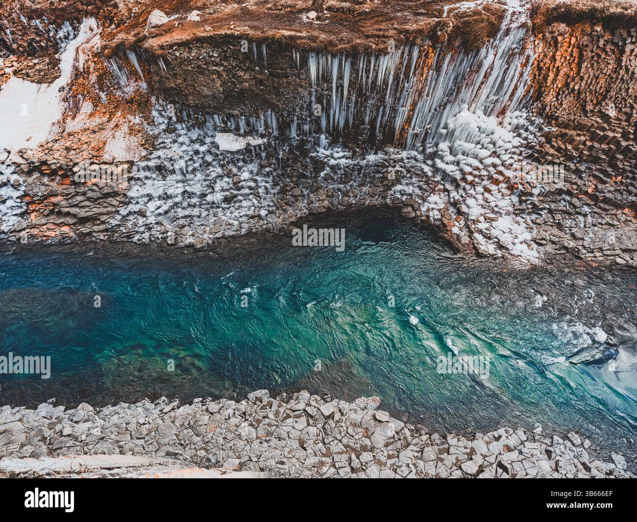 Rivière glaciaire turquoise traversant des colonnes de basalte dans le canyon de Stuðlagil, dans l'est de l'Islande Banque D'Images