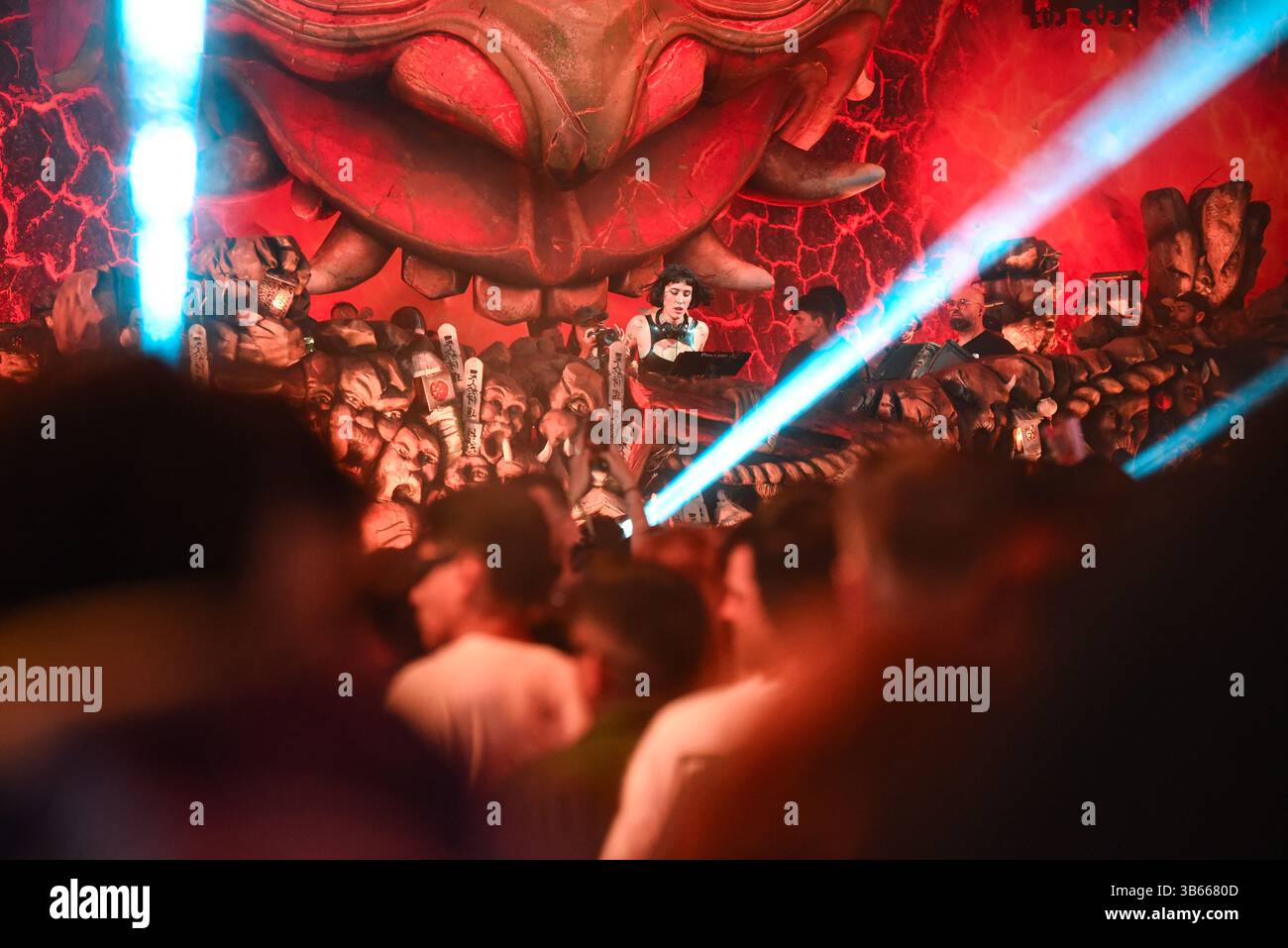 Madrid, Espagne - 1er mai 2025. DJ Indira Paganotto se produit à ElRow Town dans la tente Horroween. Festival de musique électronique et danse des gens Banque D'Images