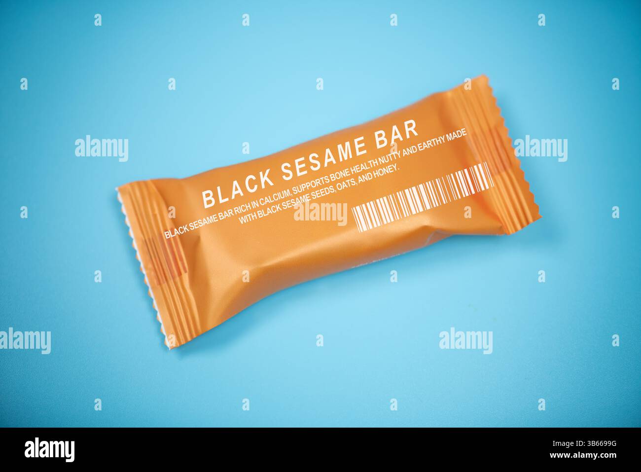 Barre de sésame noir. Riche en calcium, soutient la santé osseuse. Noisette et terreuse. Fait avec des graines de sésame noir, de l'avoine et du miel. Banque D'Images