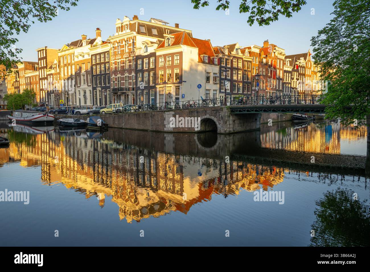Les maisons de canal d'Amsterdam et le pont reflètent l'eau calme du canal Banque D'Images