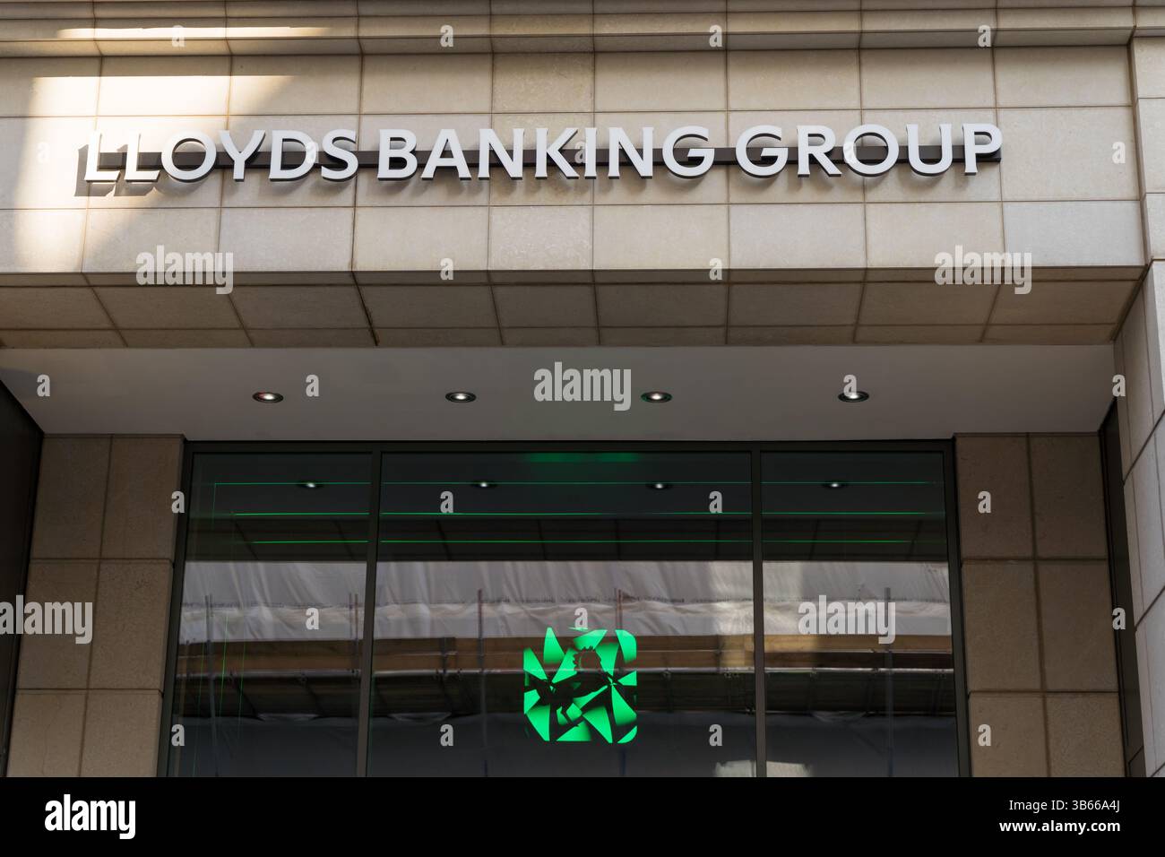 Nom de marque DU GROUPE BANCAIRE LLOYDS sur la façade avant du siège social à Londres Royaume-Uni Banque D'Images