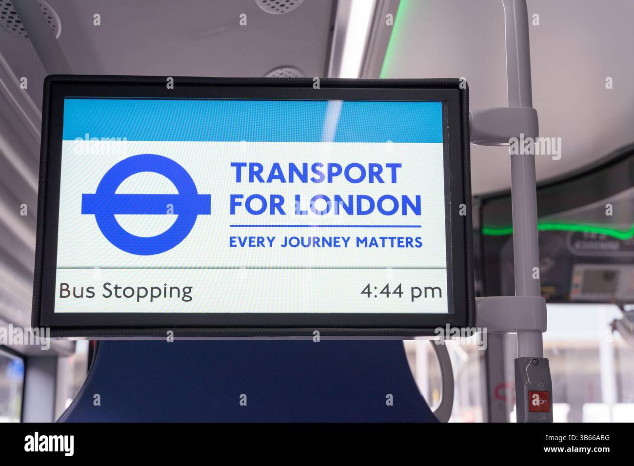 Écran LED montrant transport POUR LONDRES chaque voyage compte 'à bord d'un bus, Angleterre Royaume-Uni Banque D'Images