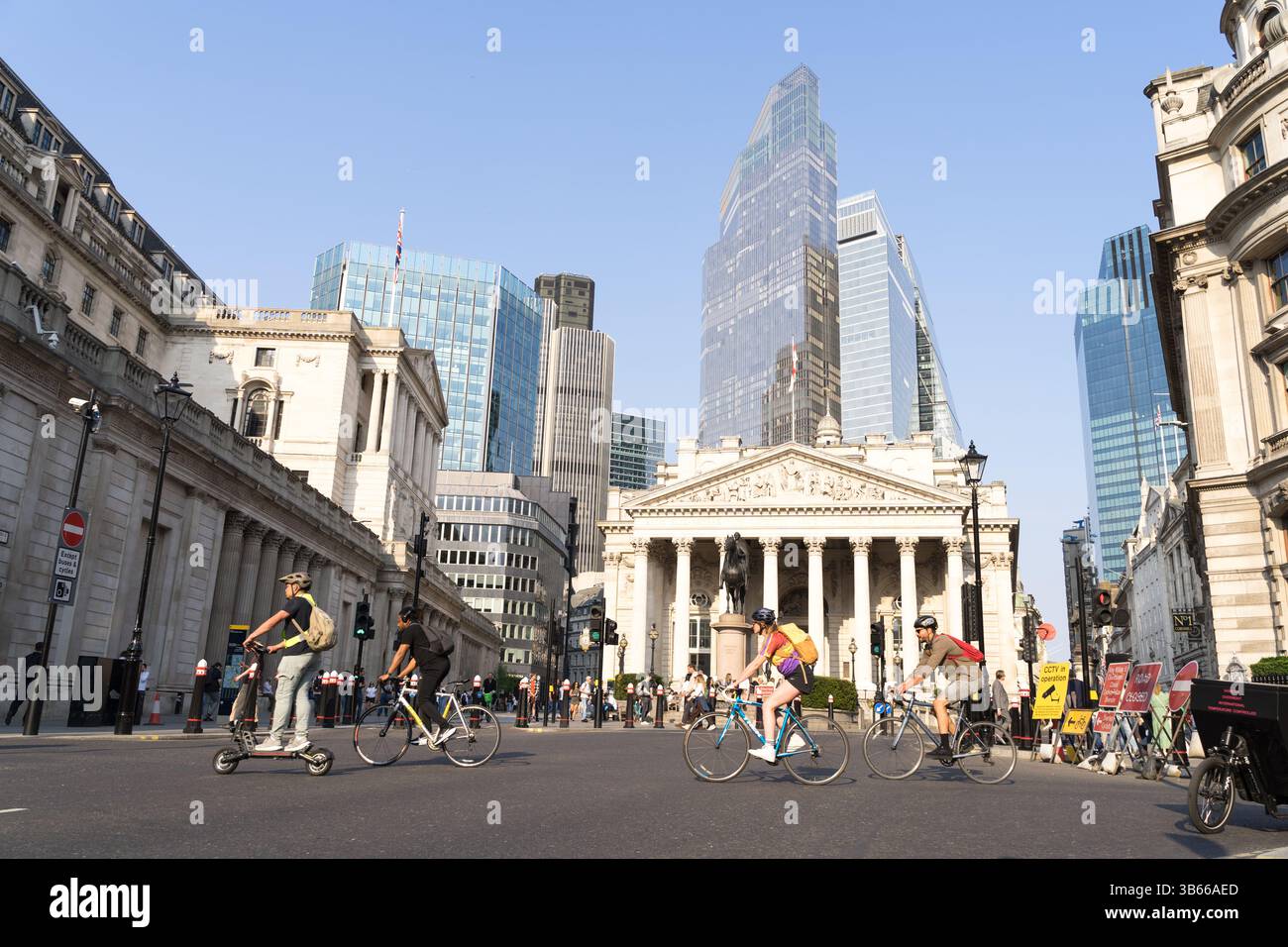 Groupe de cyclistes passant devant le bâtiment de la Banque d'Angleterre, revenant de leur travail dans le centre de Londres Royaume-Uni Banque D'Images