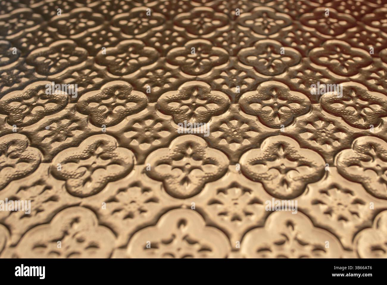 Motif floral peint avec un spray de couleur dorée, toile de fond abstraite Banque D'Images