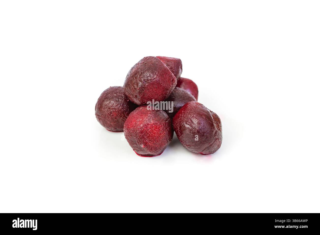 Petite pile ronde de racines de betterave isolée sur fond blanc Banque D'Images