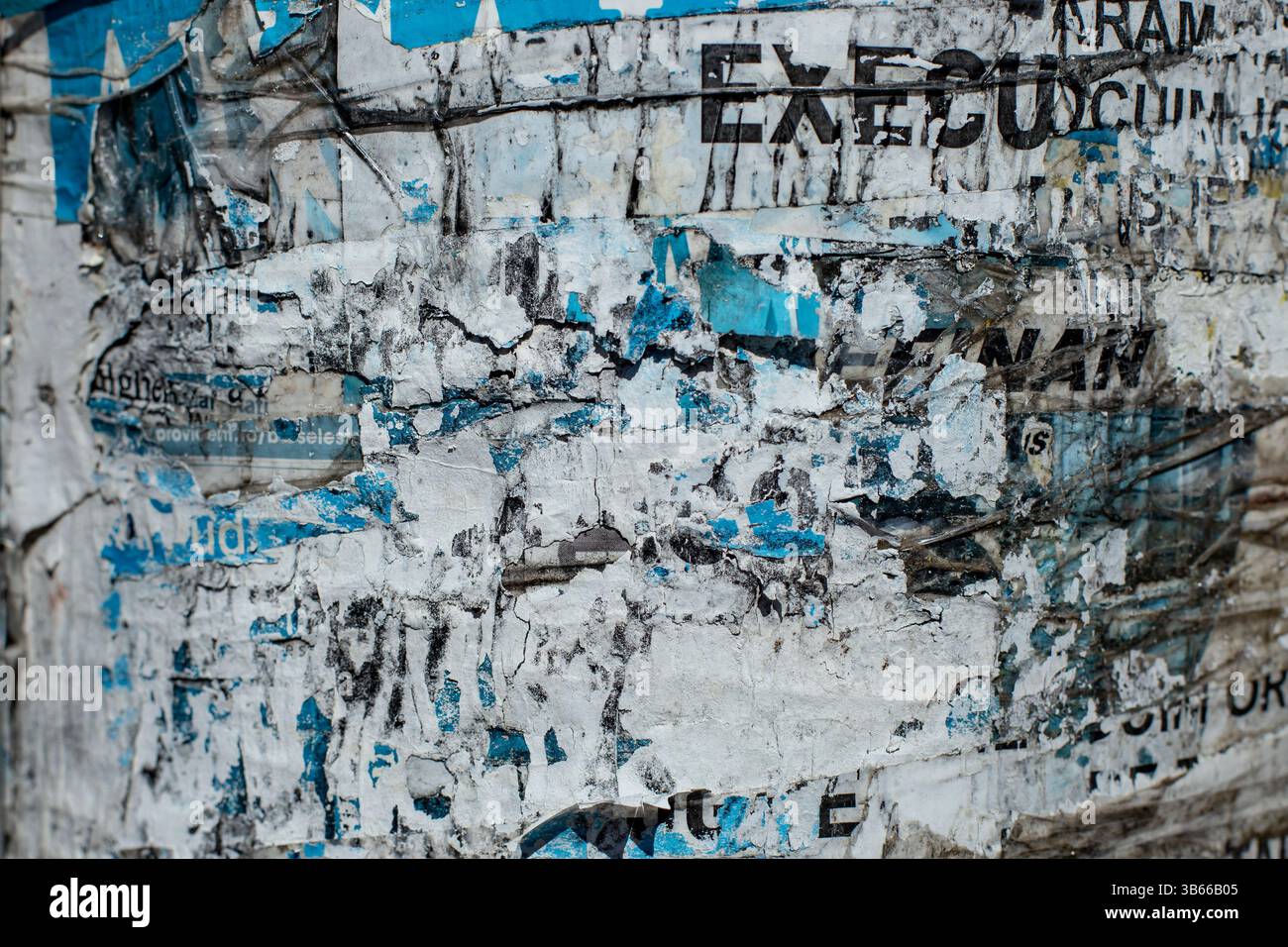 Morceaux de papier déchiré sur un poteau d'affiche, toile de fond abstraite Banque D'Images