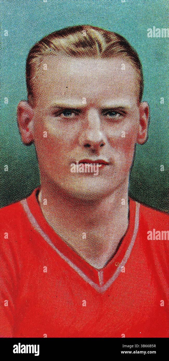 Tom Holley, né en 1913, était un demi-centre anglais qui a joué pour Barnsley de 1932 à 1936, faisant 80 apparitions et marquant 4 buts. Connu pour ses compétences défensives, il rejoint plus tard Leeds United, devenant capitaine et jouant 169 matchs. Holley a également fait partie des clubs pendant la seconde Guerre mondiale et a poursuivi une carrière de journaliste après sa retraite, laissant un héritage durable dans le football. Il s'agit d'une des cinquante cartes émises en 1936 par le géant du tabac W.D. et H.O. Wills. L'ensemble s'appelait Association footballeurs, 1935-6. Banque D'Images