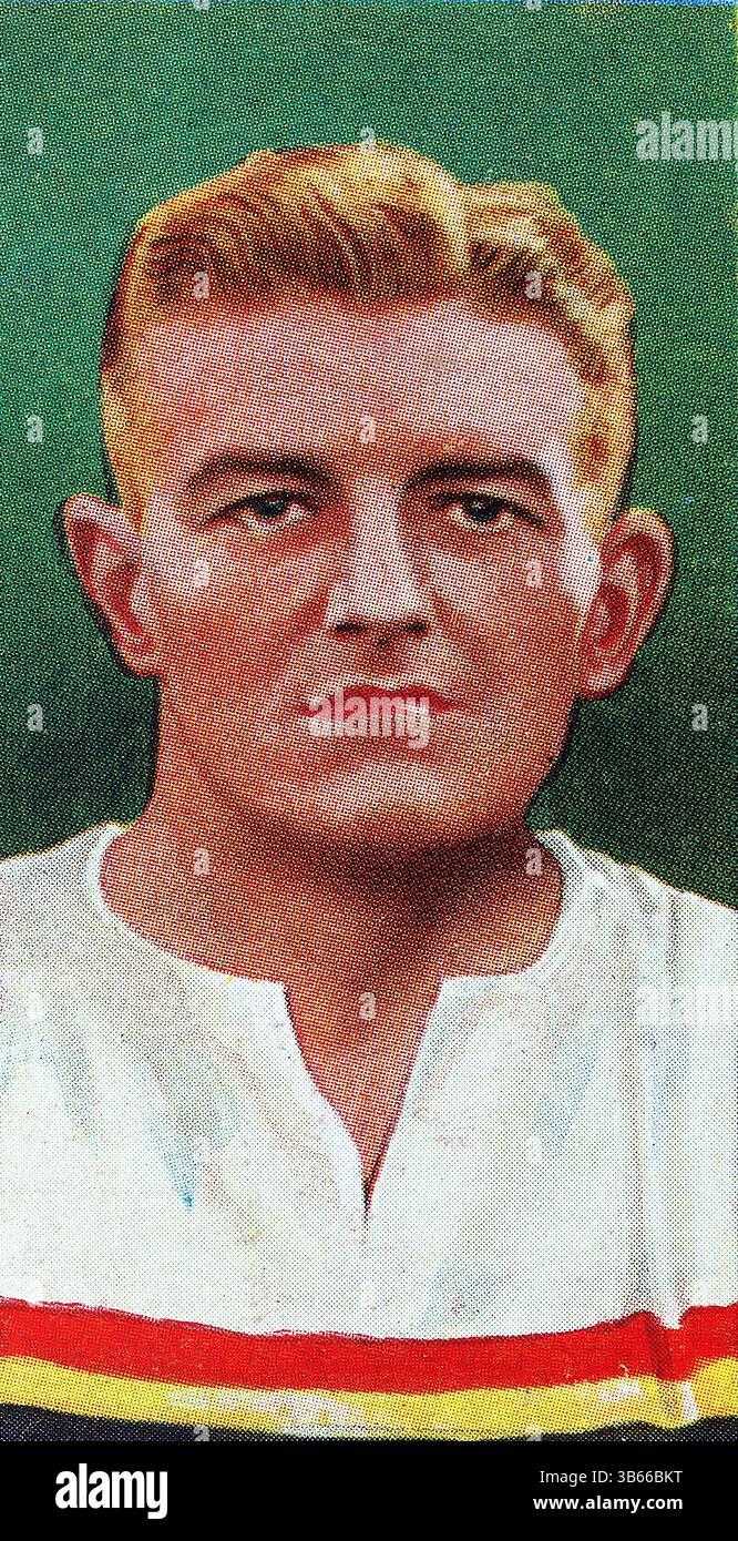 Ernest 'Ernie' Suggett, né en 1905, était un ailier anglais qui a joué pour Bradford Park Avenue de 1932 à 1935, marquant 43 buts en 111 apparitions. Connu pour sa vitesse et ses tirs puissants, il était sprinter sur la piste et buteur prolifique sur le terrain. Suggett a également joué pour Barrow et Ayr United avant de prendre sa retraite en 1935, laissant une marque notable dans l'histoire du football. Il s'agit d'une des cinquante cartes émises en 1936 par le géant du tabac W.D. et H.O. Wills. L'ensemble s'appelait Association footballeurs, 1935-6. Banque D'Images