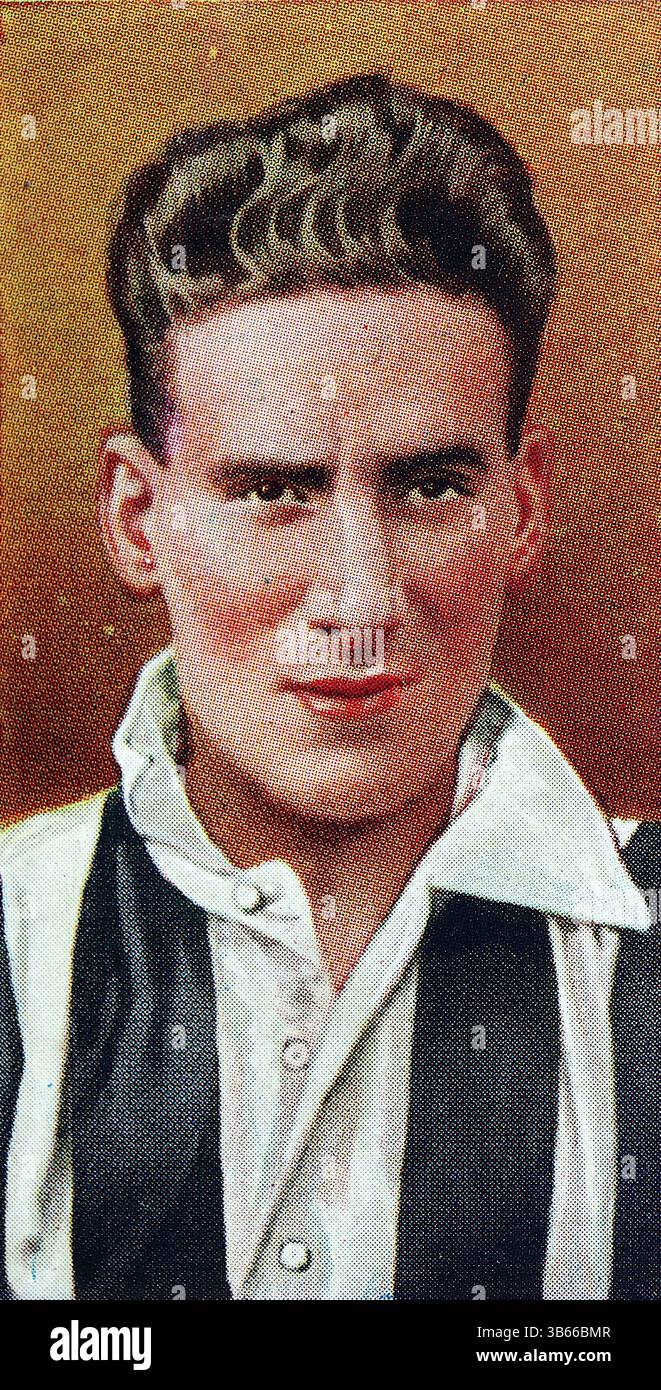 Samuel 'Sam' Weaver, né en 1909, était un membre de la moitié gauche anglaise qui a joué pour Newcastle United de 1929 à 1936, faisant 204 apparitions en championnat et marquant 43 buts. Connu pour son agressivité et ses longs duels, il remporte la FA Cup avec Newcastle en 1932. Weaver a remporté 3 sélections en Angleterre et a ensuite joué pour Chelsea et Stockport County, laissant un héritage durable dans le football. Il s'agit d'une des cinquante cartes émises en 1936 par le géant du tabac W.D. et H.O. Wills. L'ensemble s'appelait Association footballeurs, 1935-6. Banque D'Images