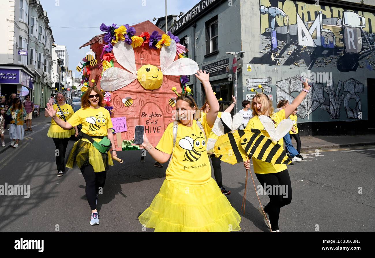 Brighton UK 3 mai 2025 - des milliers d'écoliers , d'enseignants et de parents participent à Brighton Festival Children's Parade qui est l'événement d'ouverture du festival de cette année . Le thème de cette année est 'New Dawn' et le directeur invité du festival est Anoushka Shankar : Credit Simon Dack / Alamy Live News Banque D'Images
