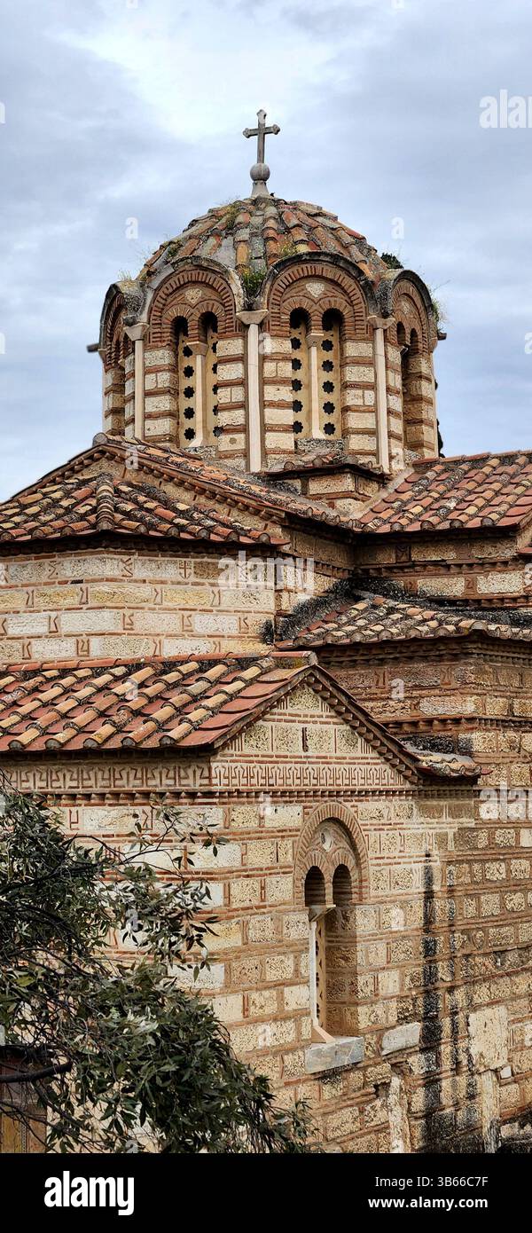 Bel exemple de l'architecture byzantine, cette église historique en pierre présente un dôme carrelé couronné d'une croix reflétant des siècles de tradition - Image de stock capturée avec un smartphone